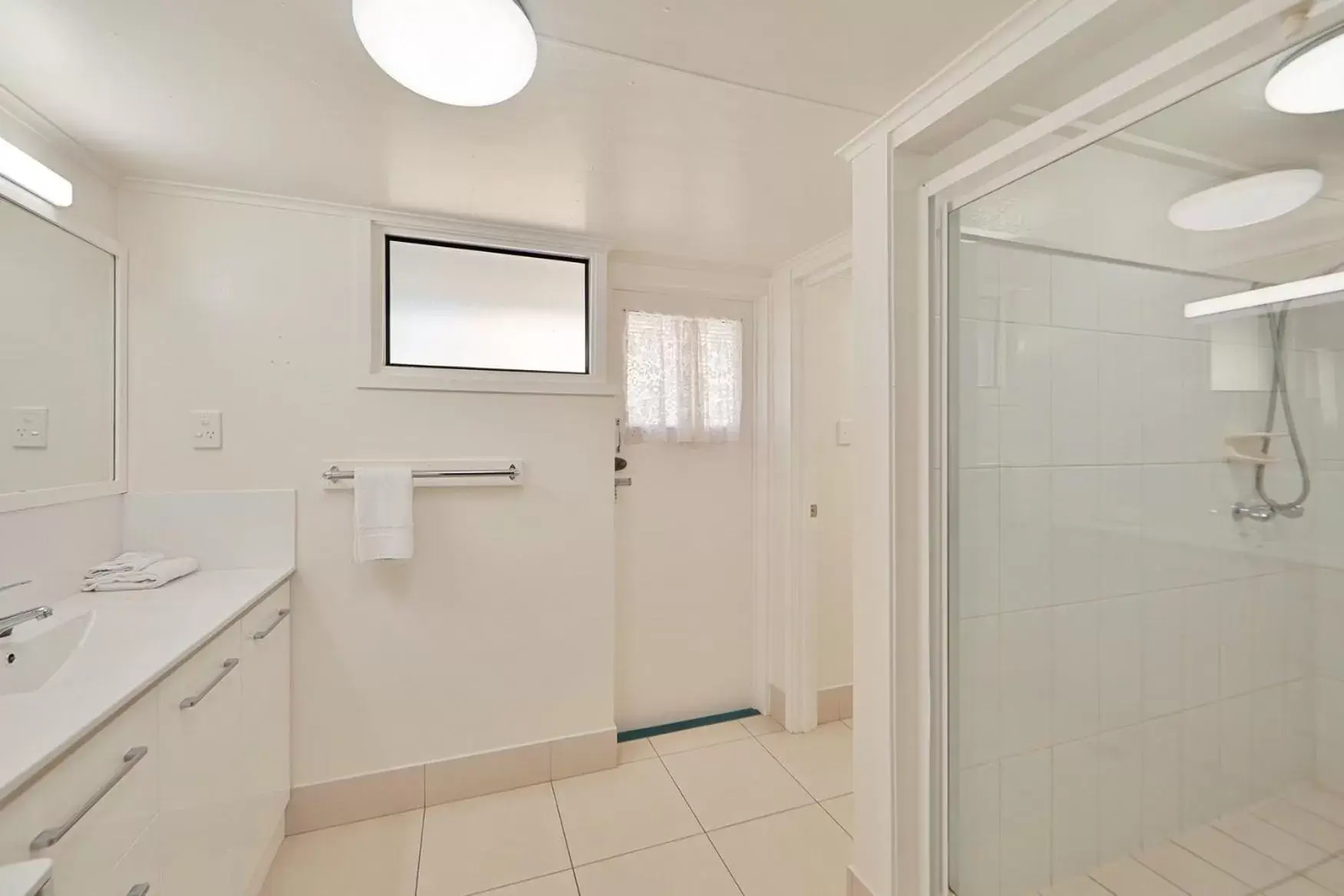 Shower, Bathroom in Oscar Motel