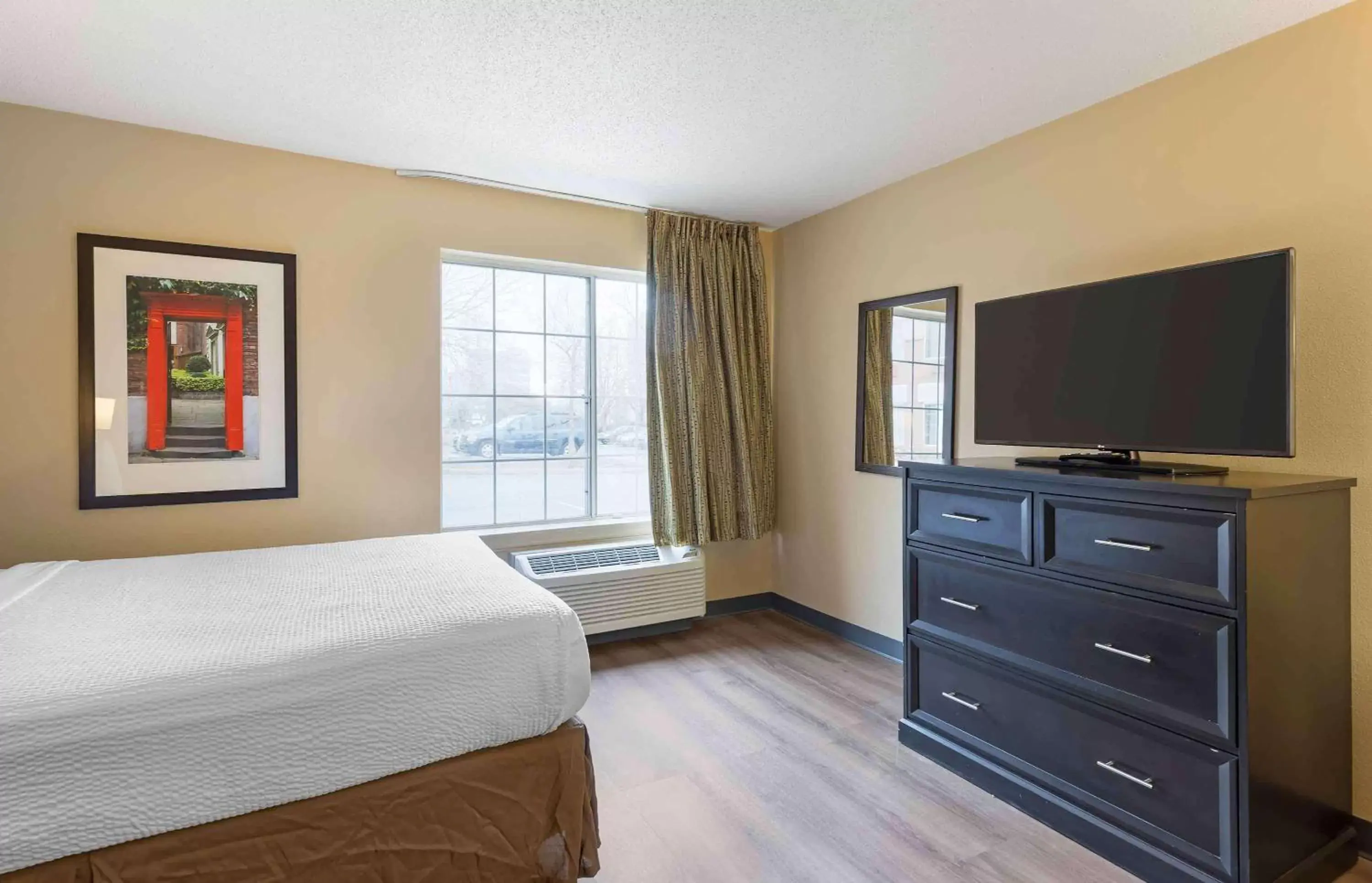 Bedroom, TV/Entertainment Center in Extended Stay America Suites - St Louis - Airport - Central