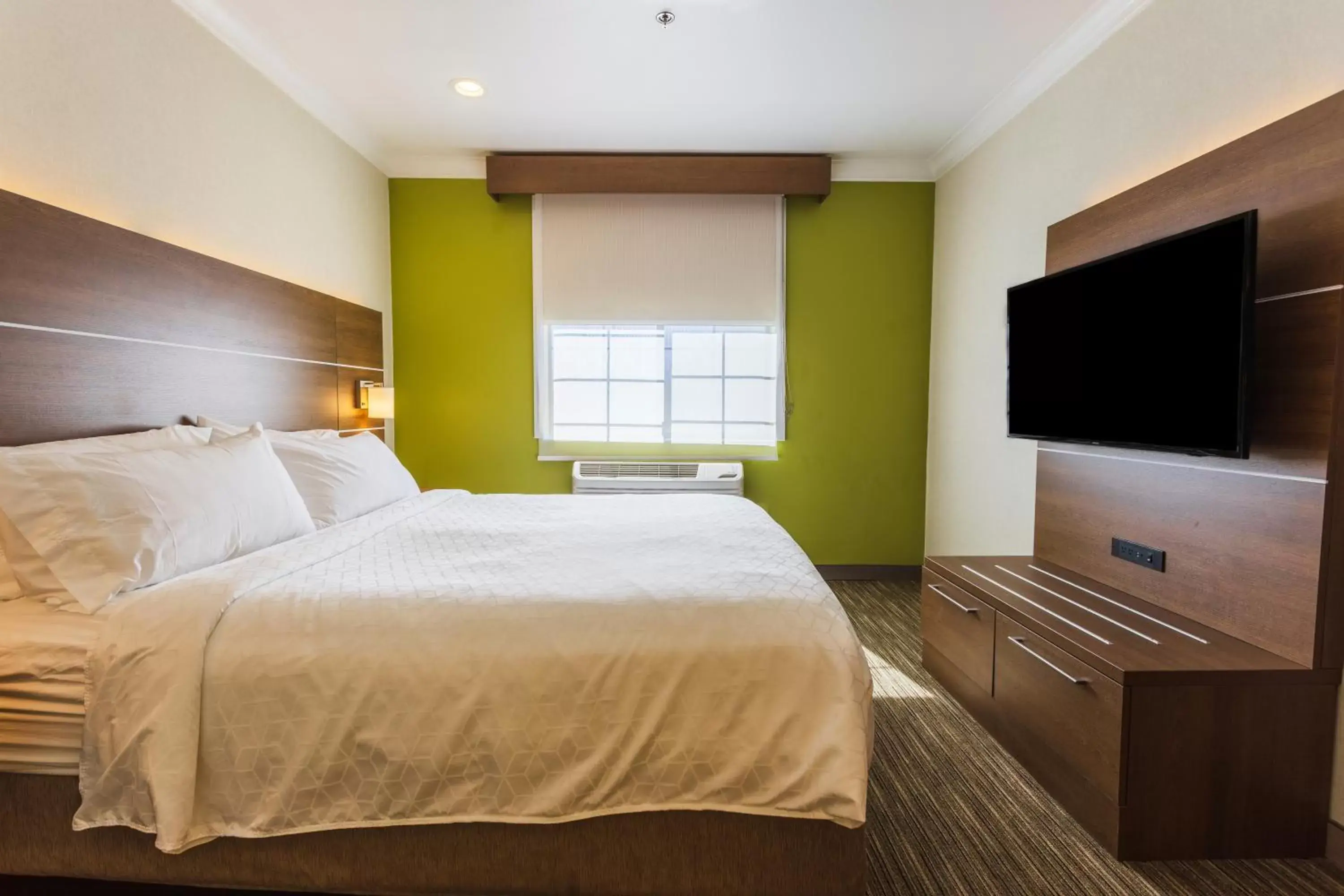 Bed in Holiday Inn Express Davis-University Area, an IHG Hotel