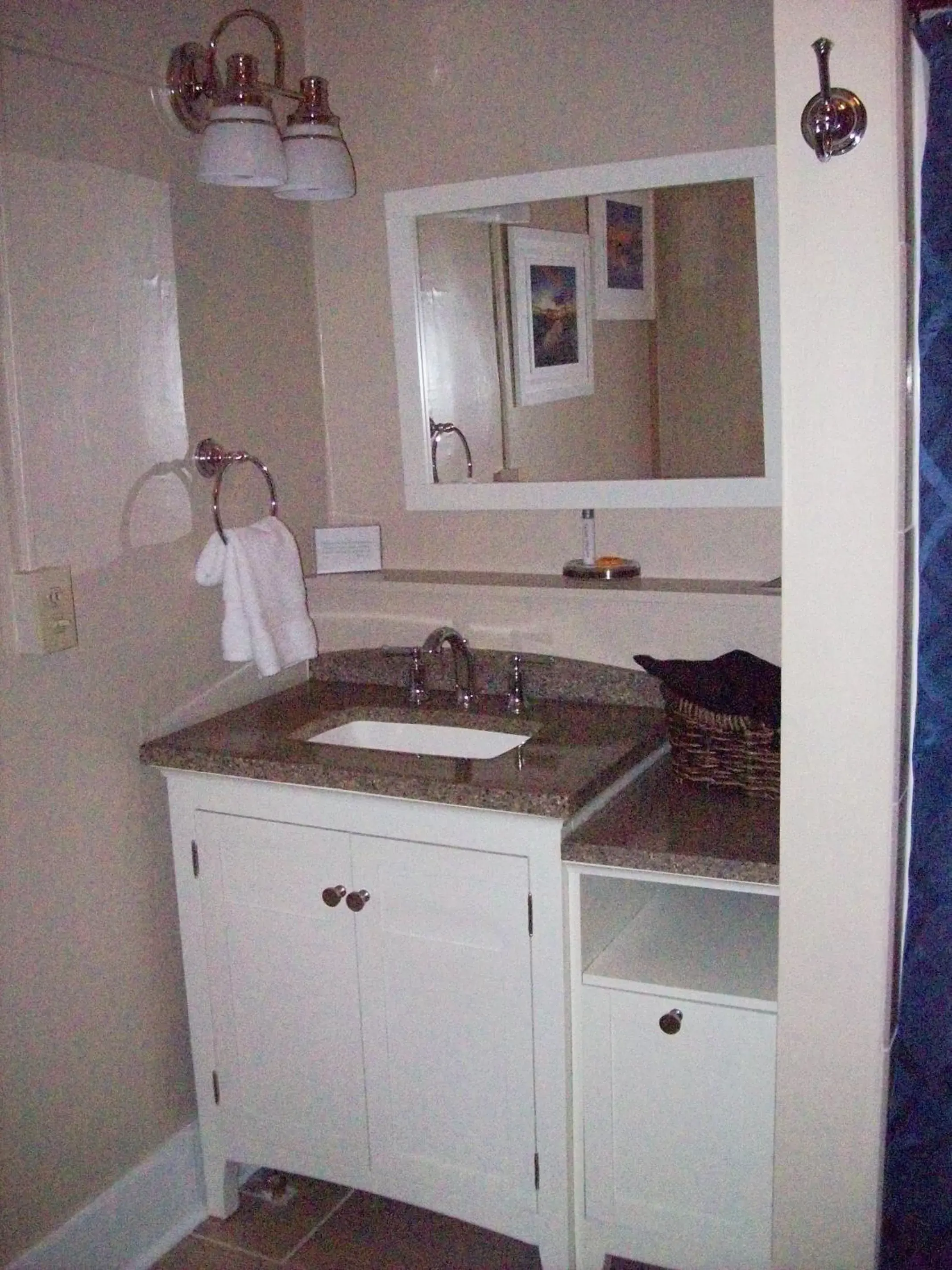 Bathroom, Kitchen/Kitchenette in The Charleston Inn