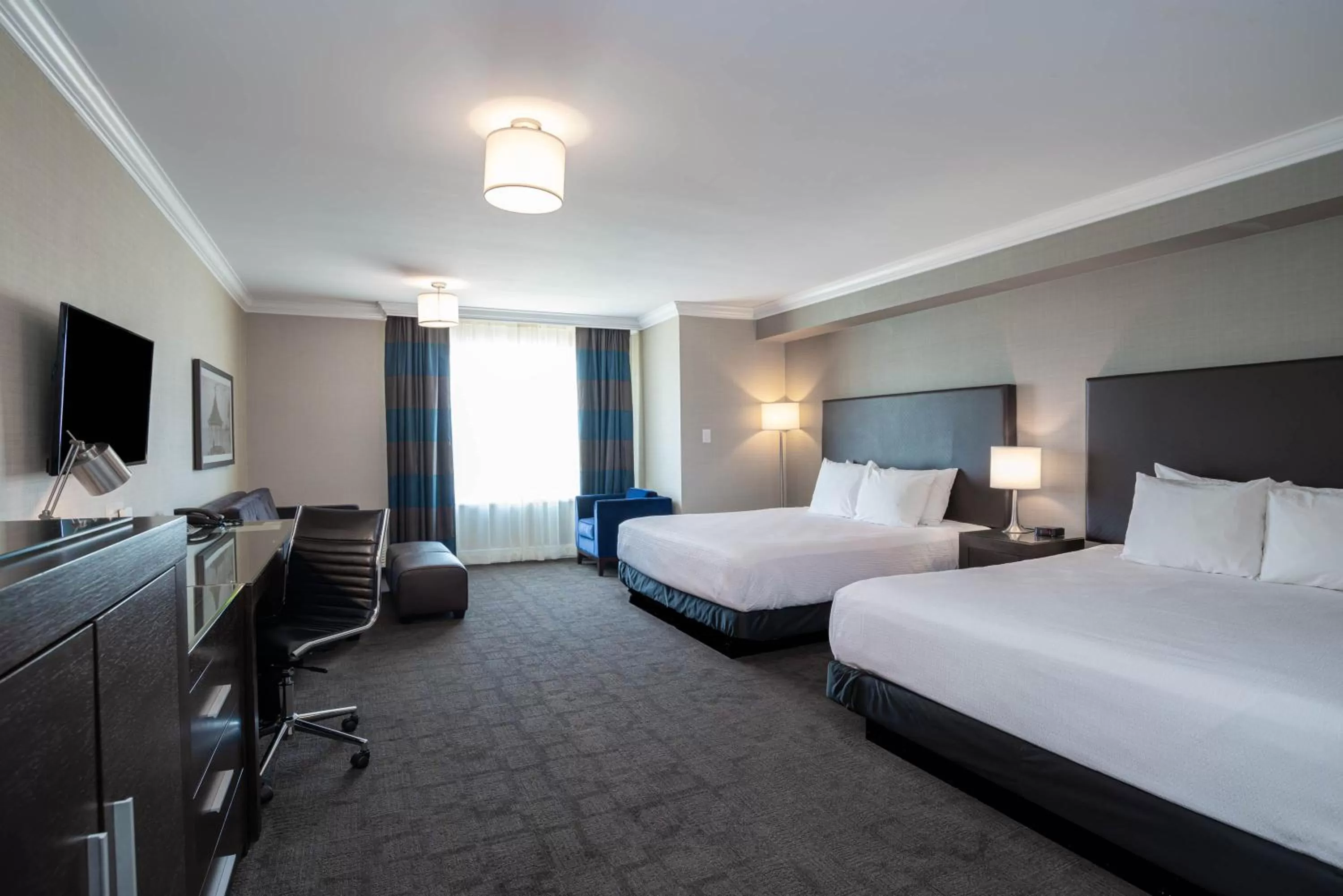 Photo of the whole room, Bed in Sandman Hotel Oakville