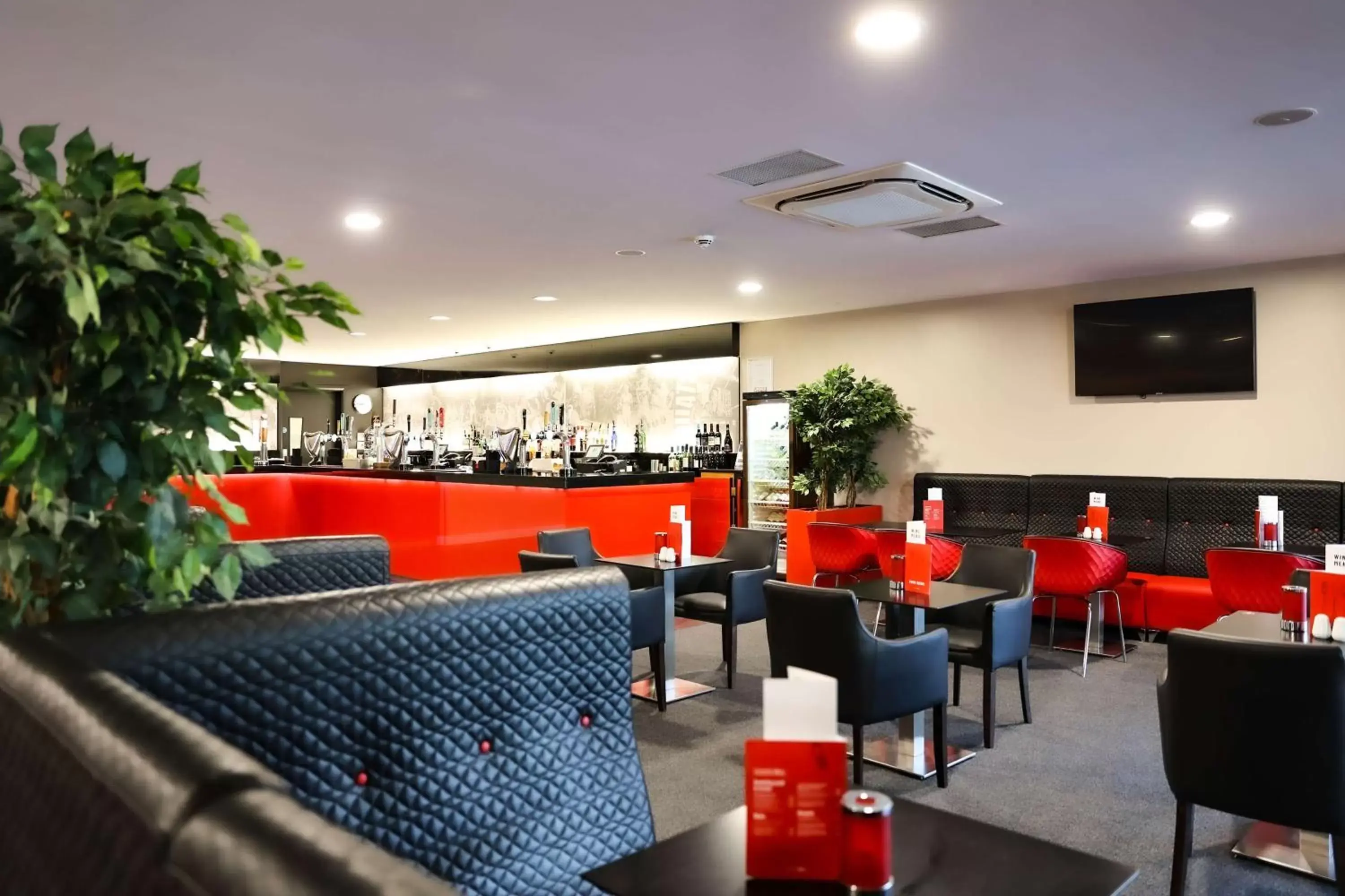 Lounge or bar, Lounge/Bar in DoubleTree By Hilton Milton Keynes