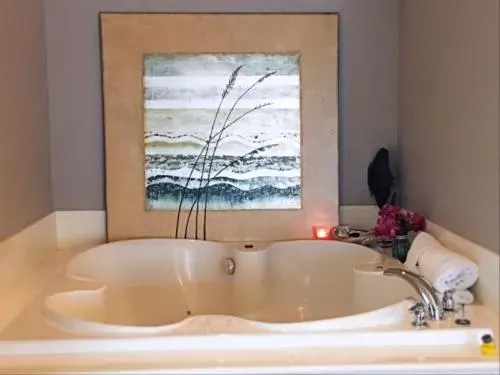 Hot Tub, Bathroom in The Oceanfront Inn