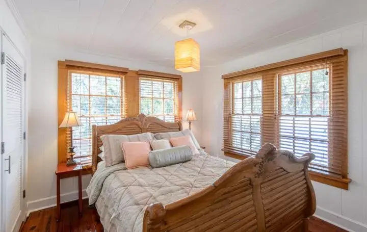 Bedroom, Seating Area in Old Colorado Inn