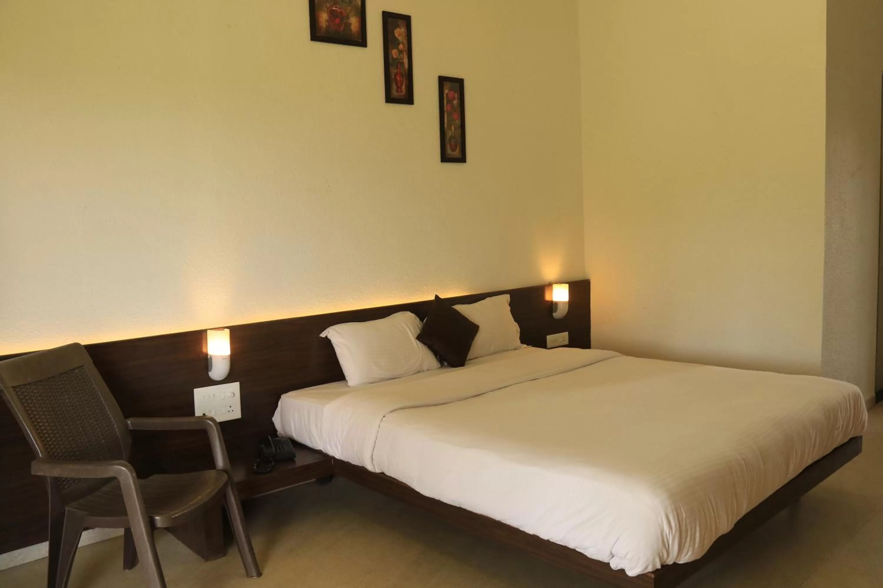 Photo of the whole room, Bed in Seagull Resotel