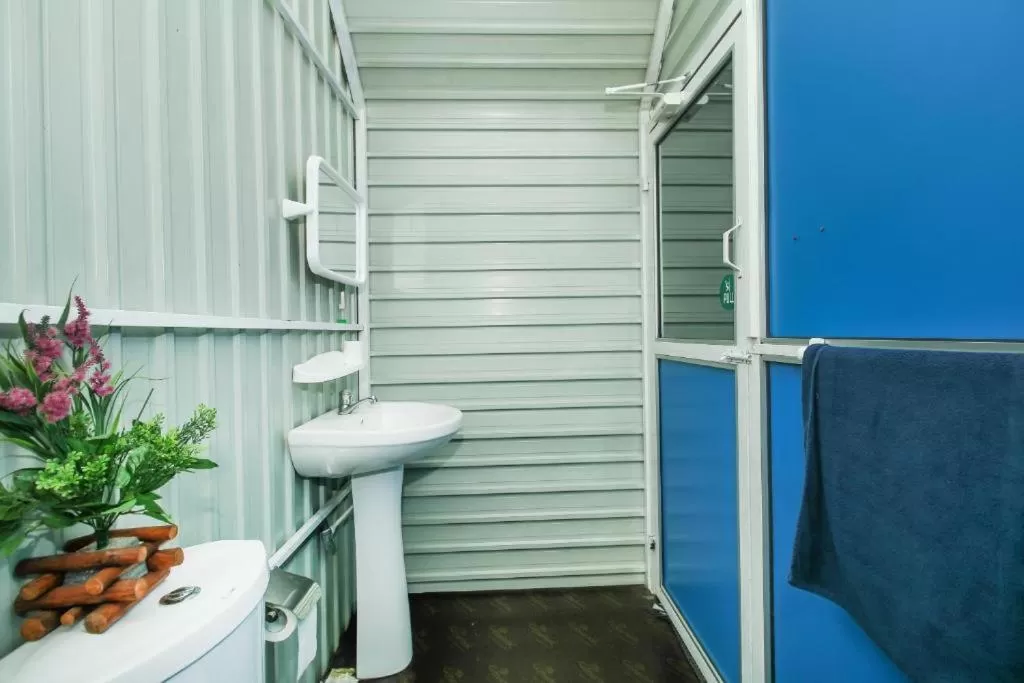 Bathroom in Airport A4 Transit Hub - Eco Chalets