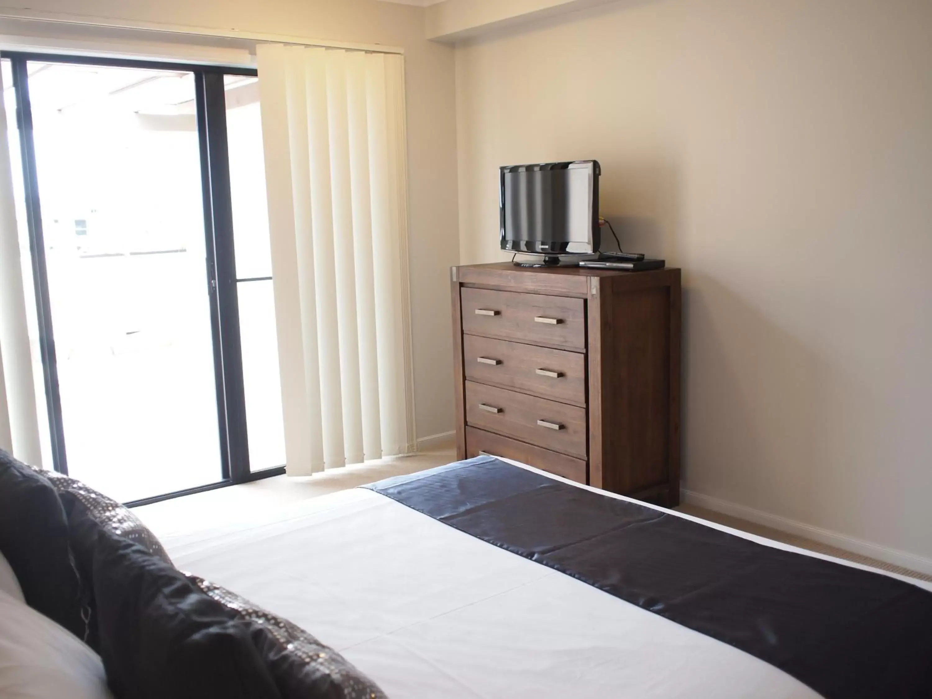 Bedroom, Bed in Edge Apartments Cairns