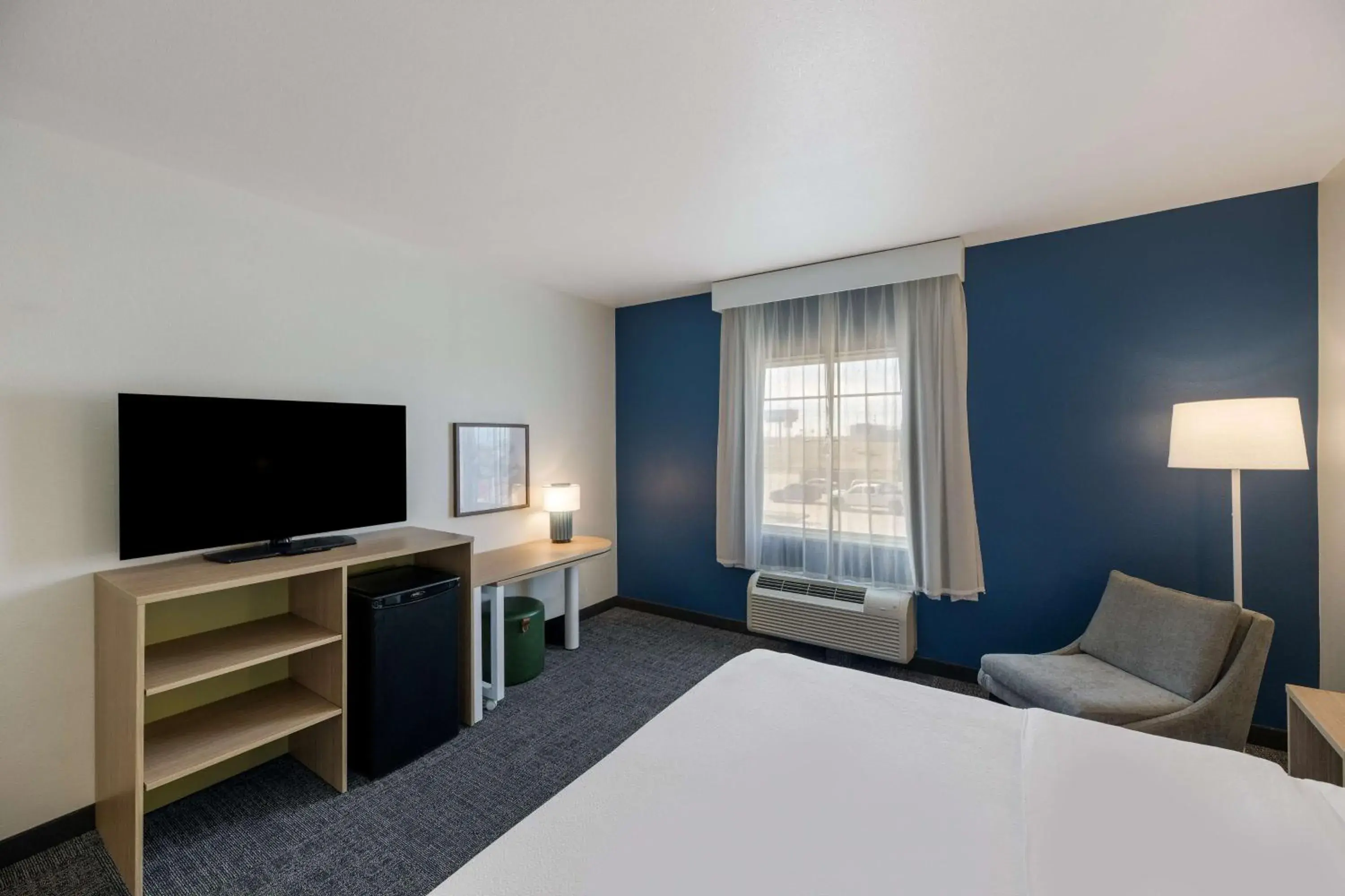 Bed, TV/Entertainment Center in Super 8 by Wyndham Midland South