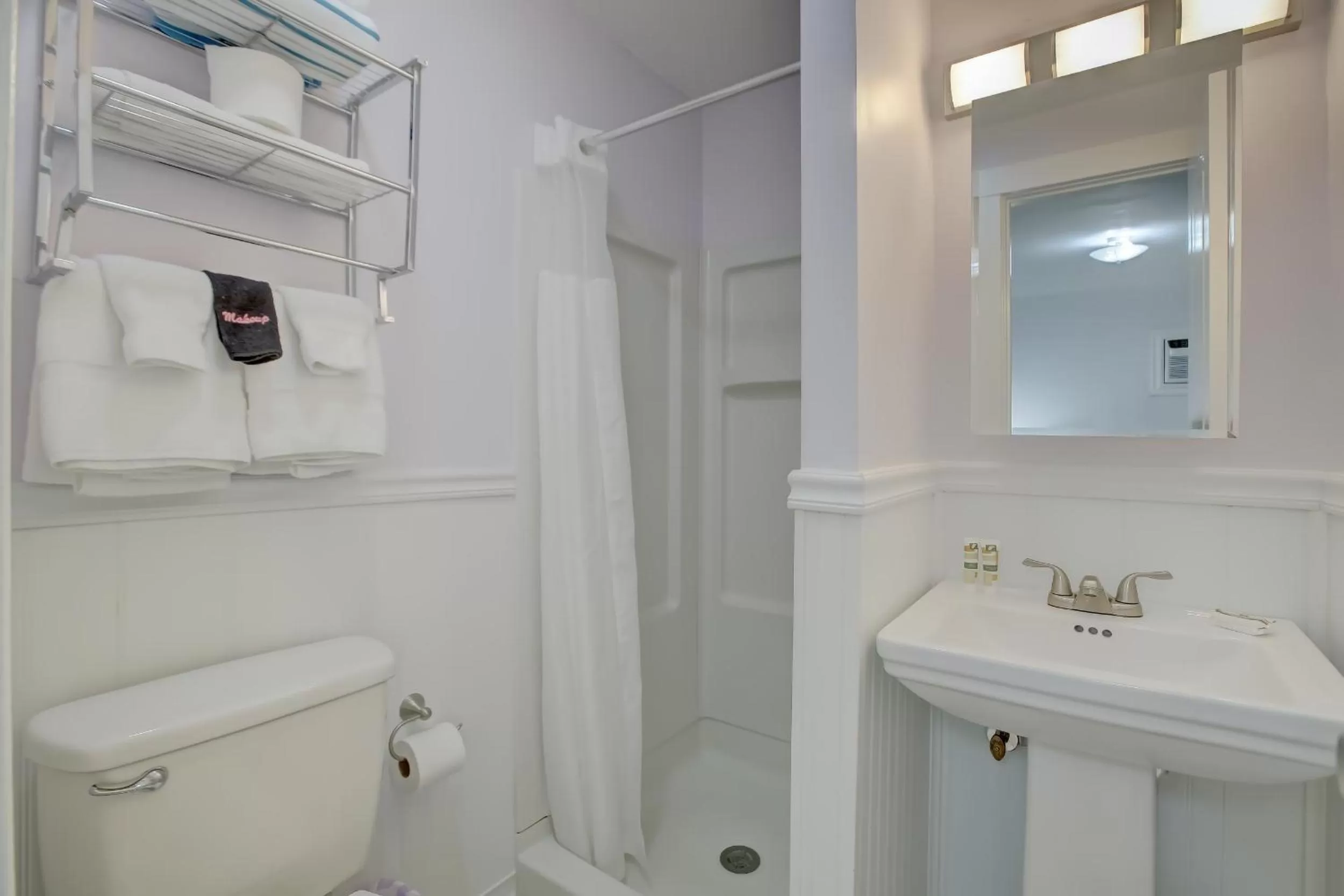 View (from property/room), Bathroom in Seahorse Guesthouse