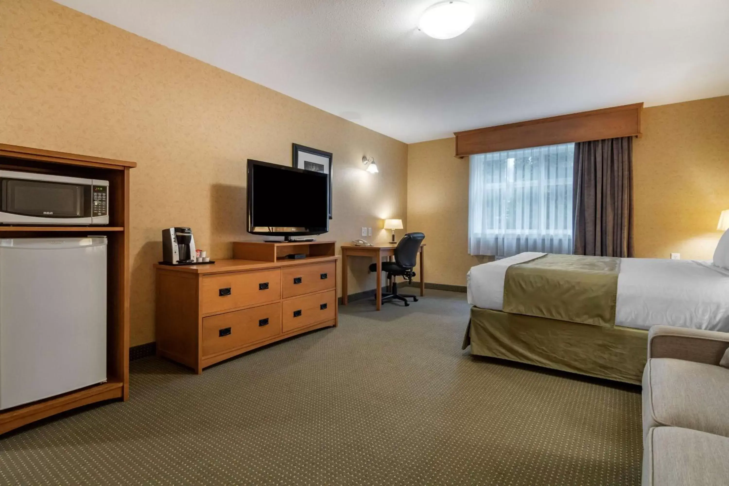 Bedroom, TV/Entertainment Center in Best Western Sicamous Inn