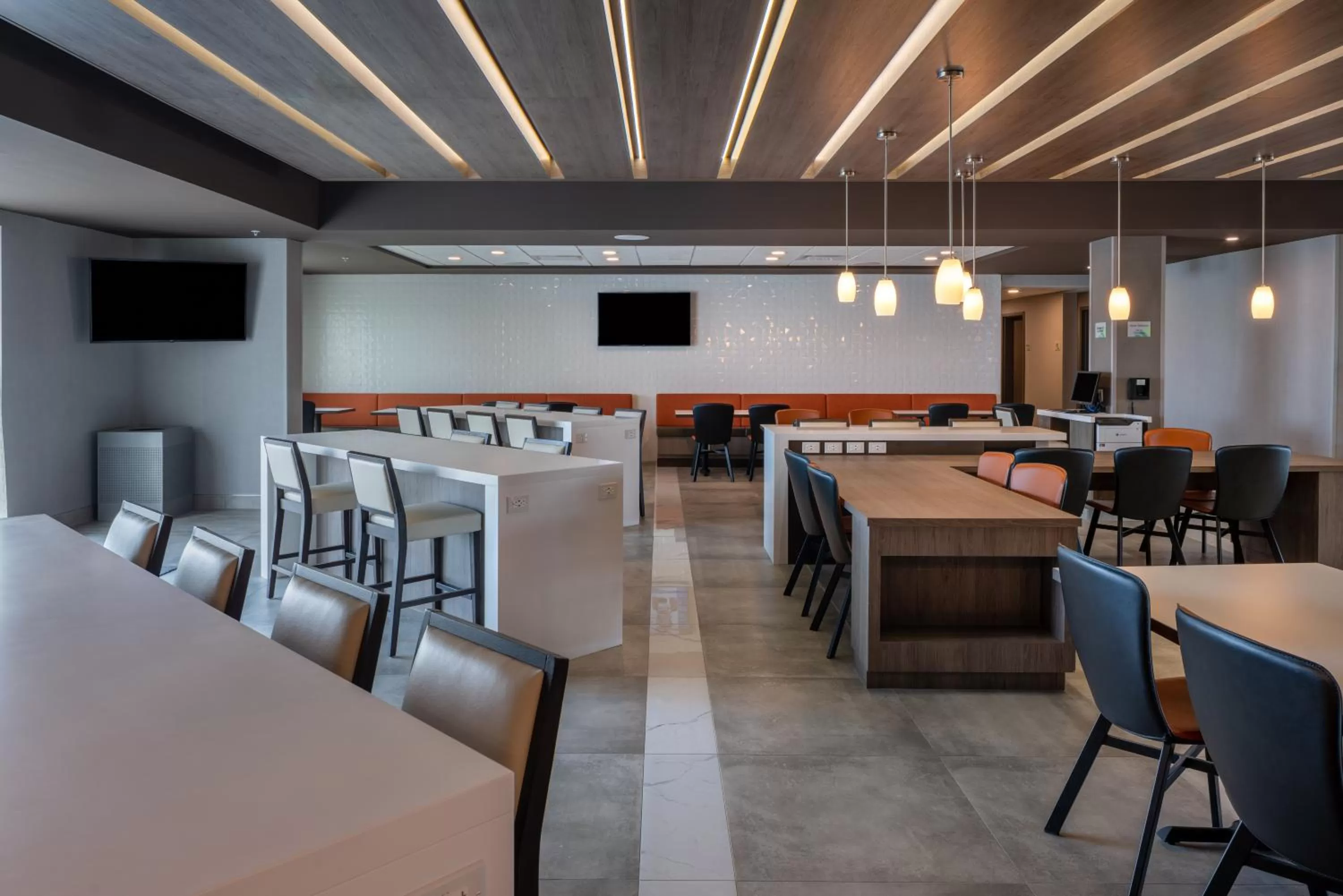 Lounge or bar in Wingate by Wyndham Kanata West Ottawa