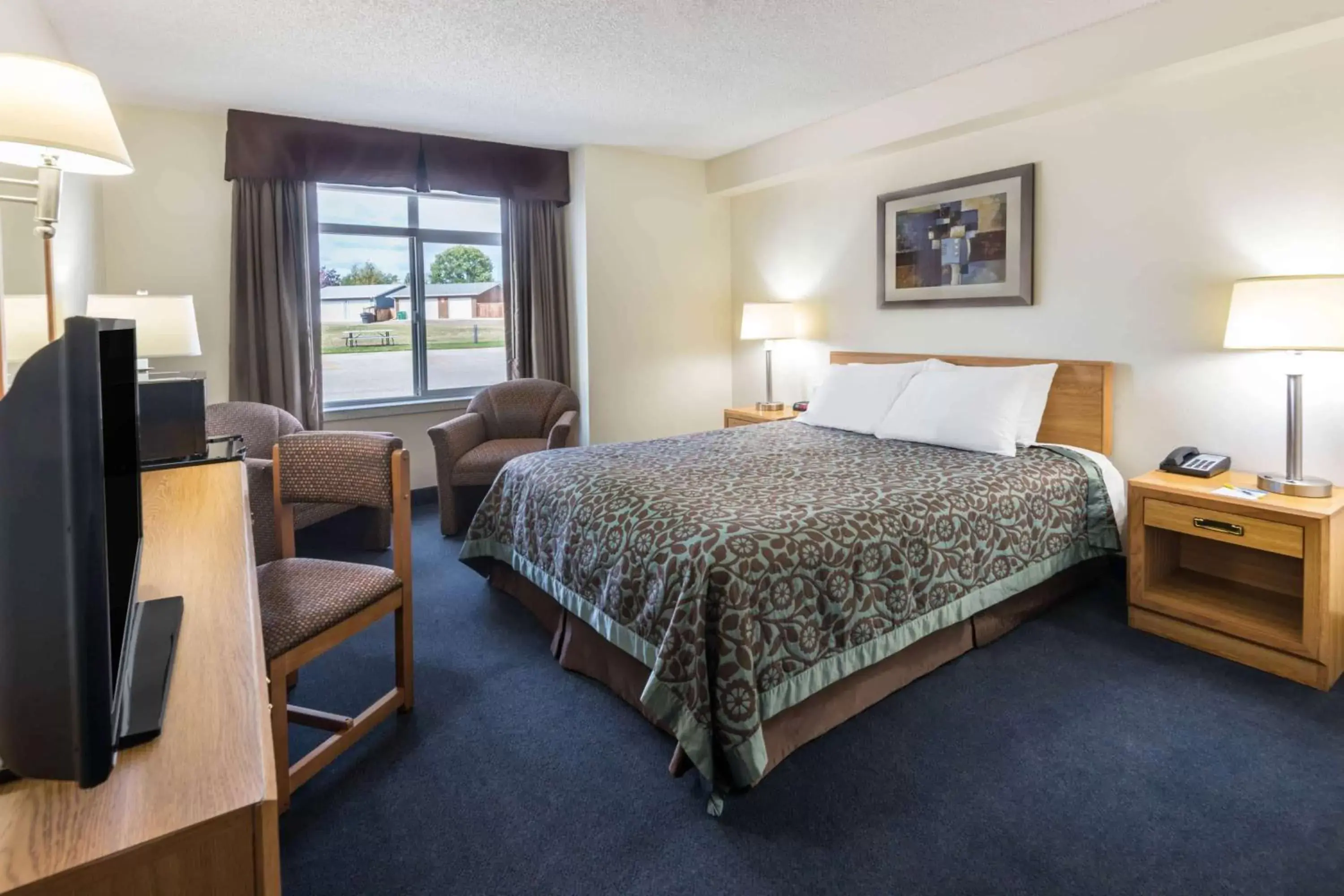 Photo of the whole room, Bed in Days Inn by Wyndham Great Falls