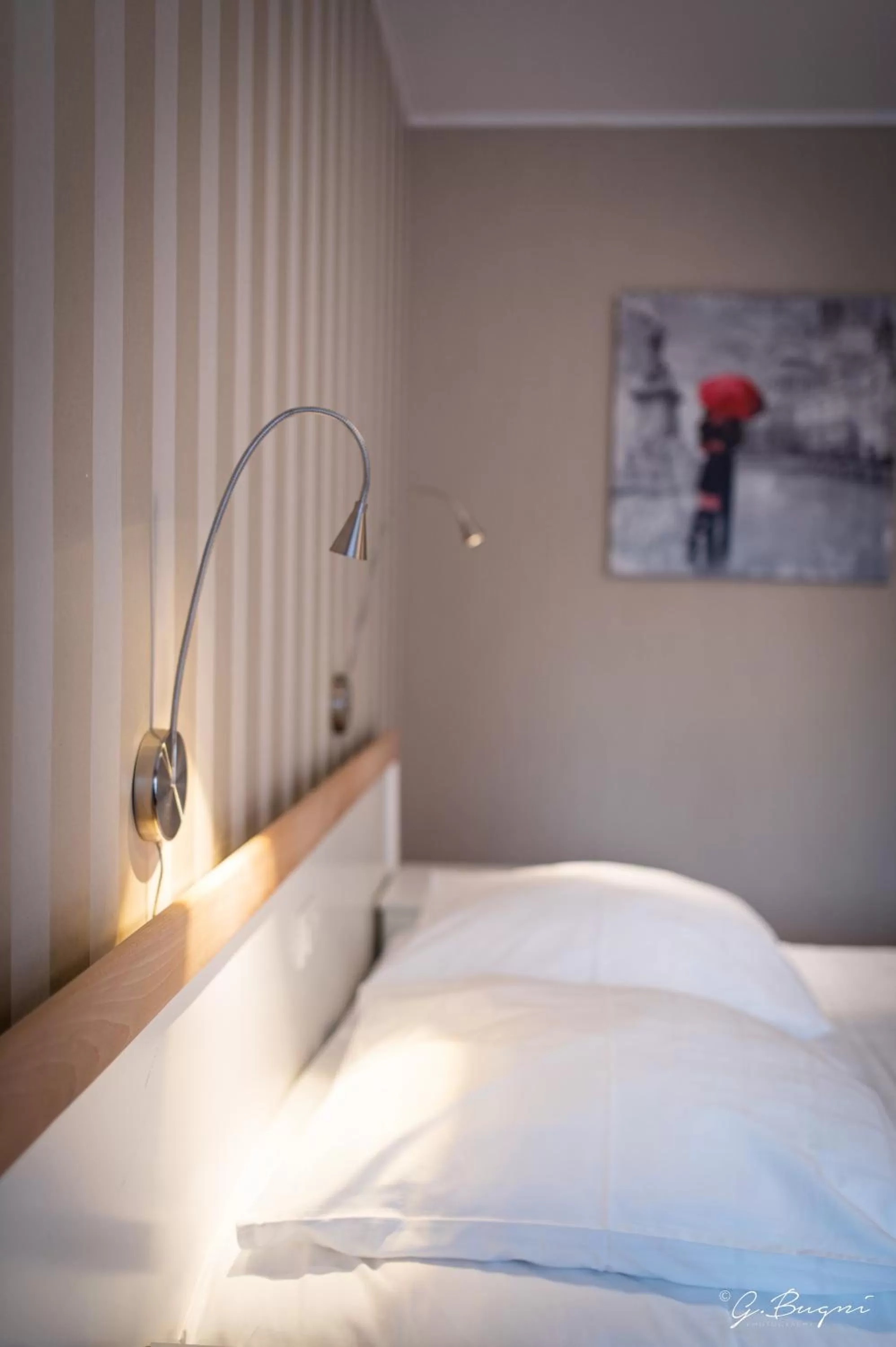 Bed in La Reine Hôtel & Restaurant