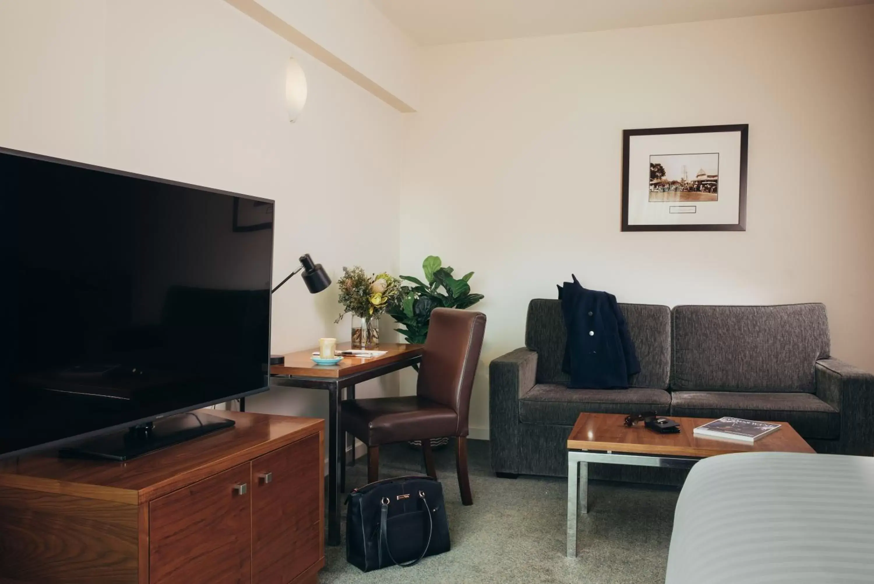 Living room, TV/Entertainment Center in Port Lincoln Hotel