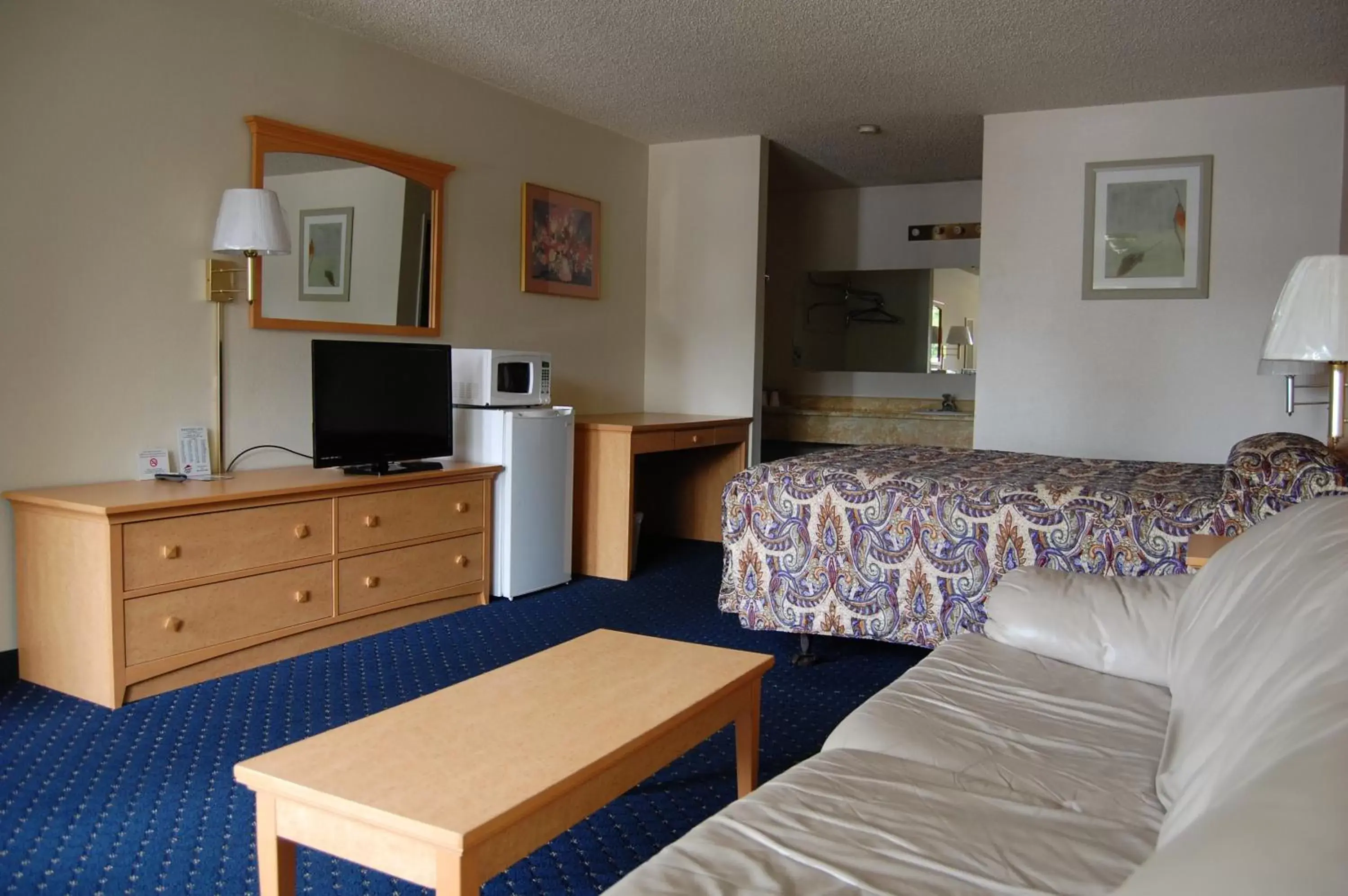 Photo of the whole room, Bed in Western Inn Lakewood
