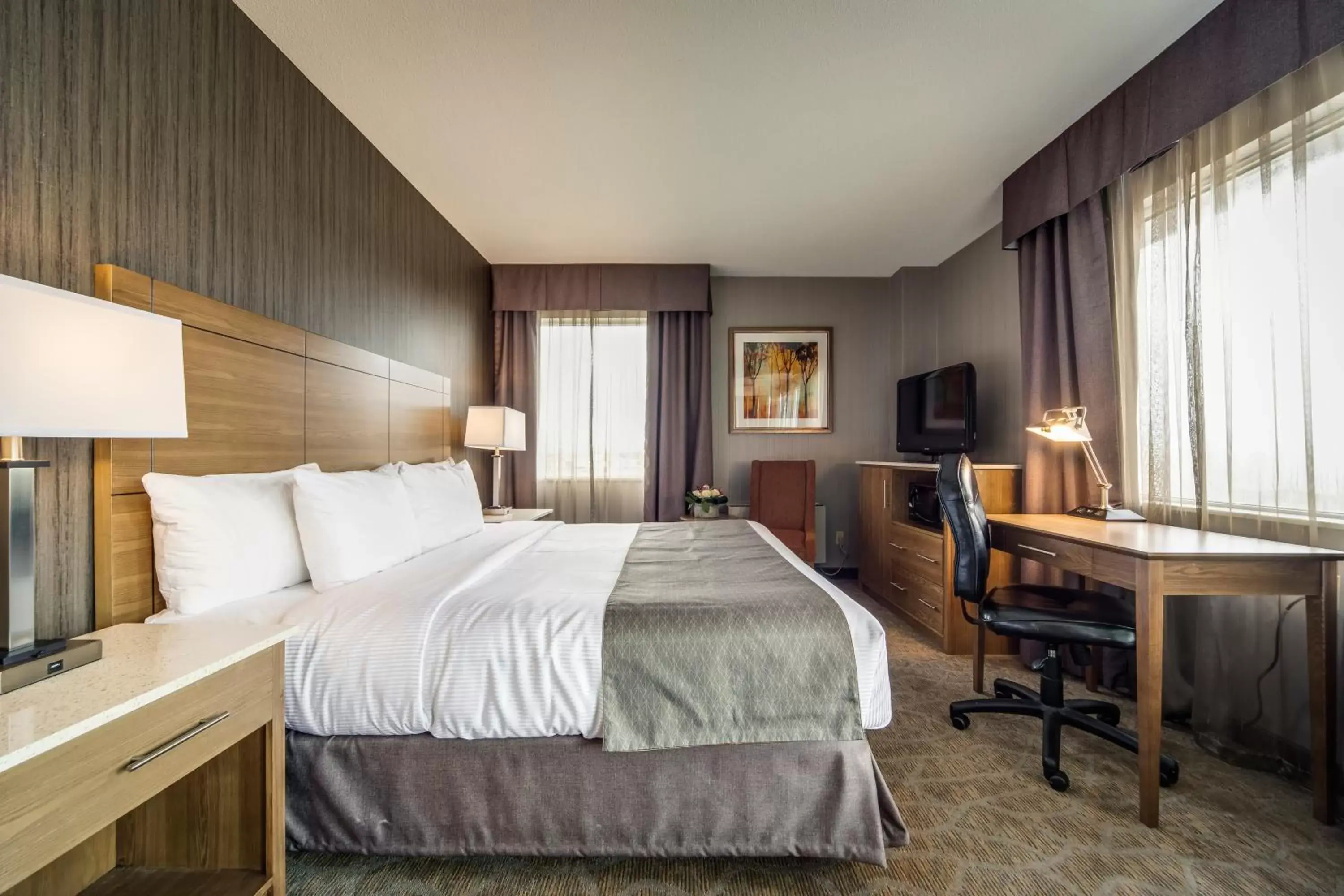 Photo of the whole room, Bed in Monte Carlo Inn Airport Suites Photo of the whole room, Bed in Monte Carlo Inn Airport Suites