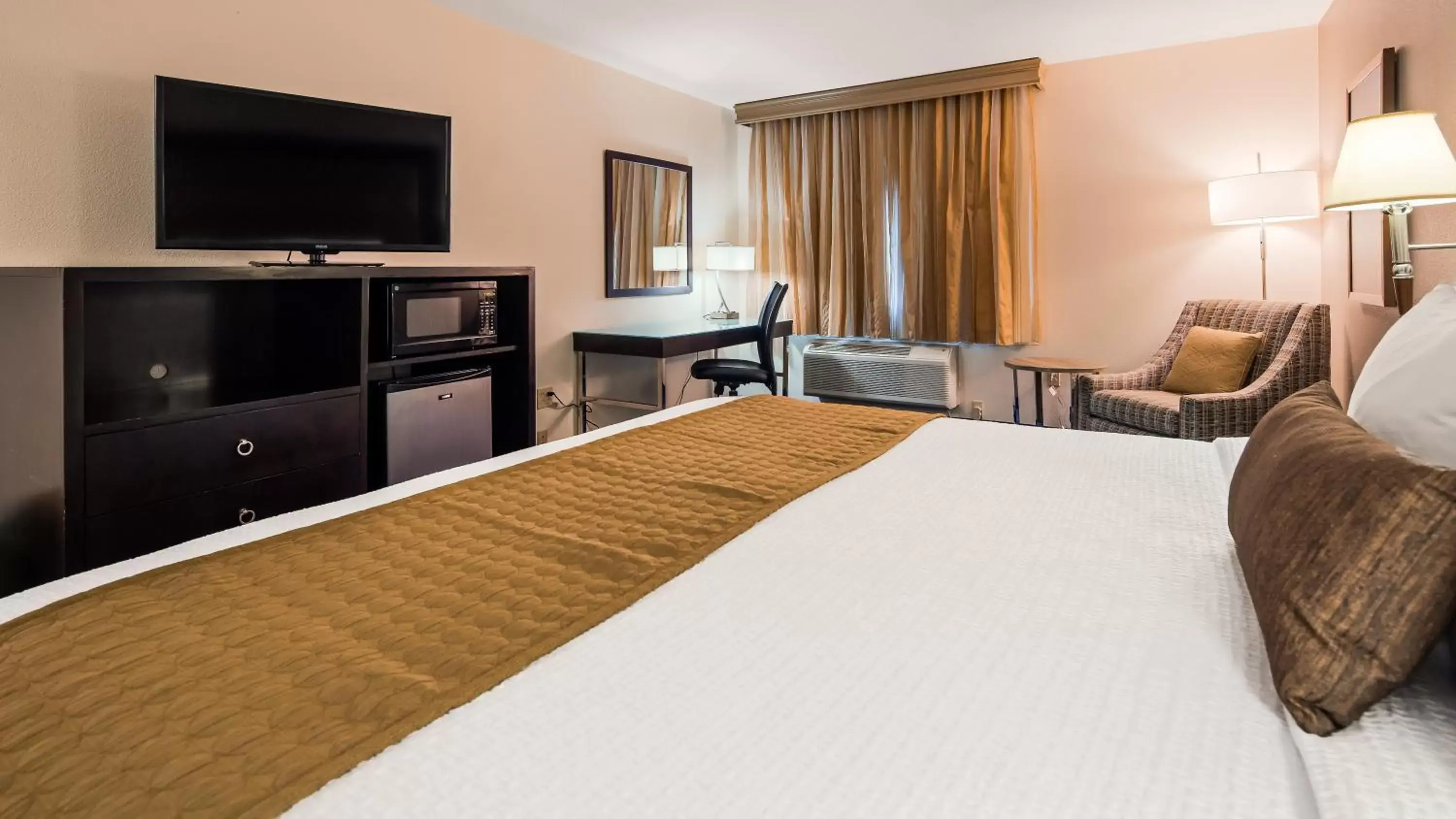 Bedroom, TV/Entertainment Center in Best Western Plus Portland Airport Hotel & Suites