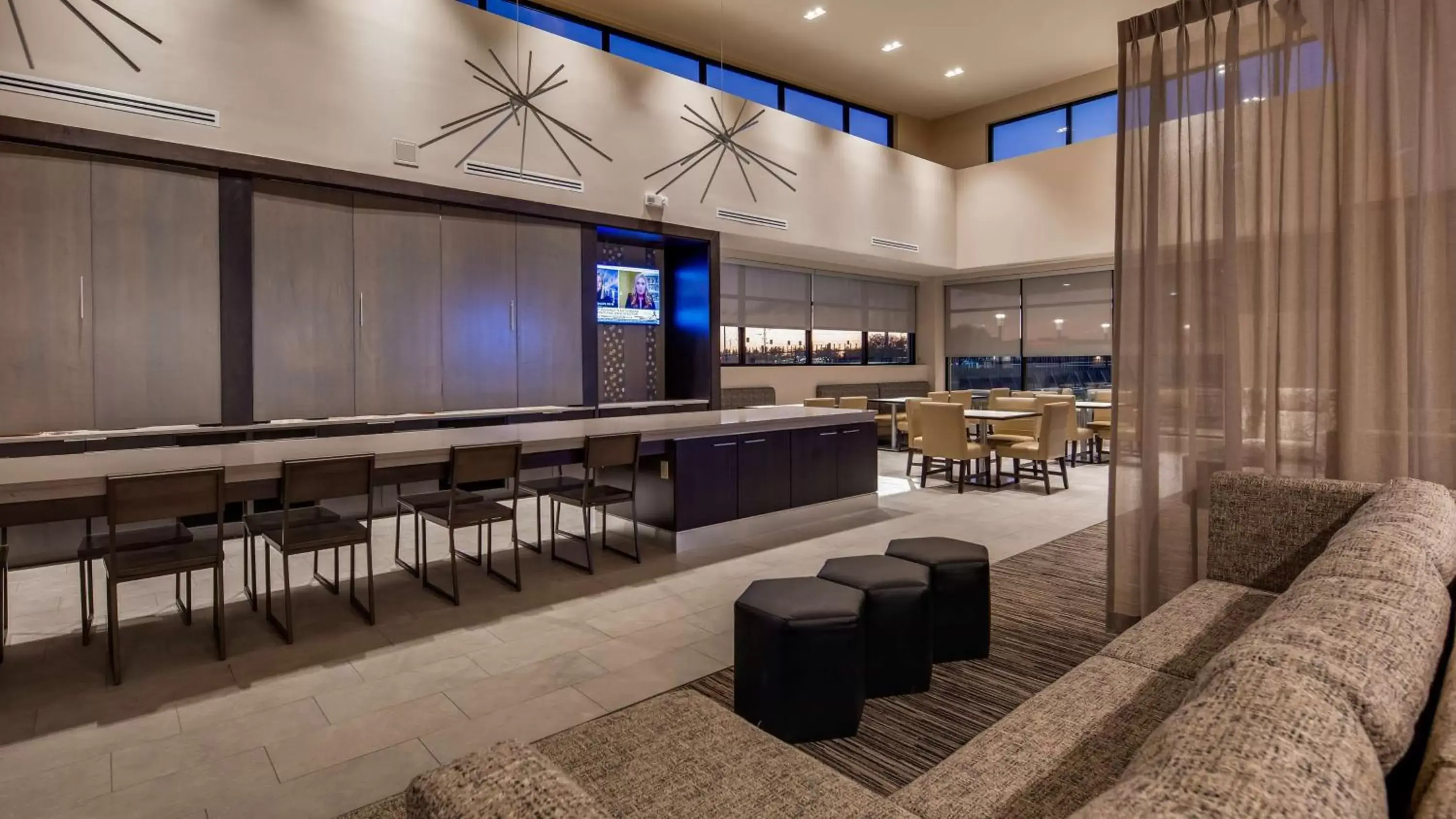 Lobby or reception, Lounge/Bar in Best Western Plus Executive Residency Rigby's Water World Hotel