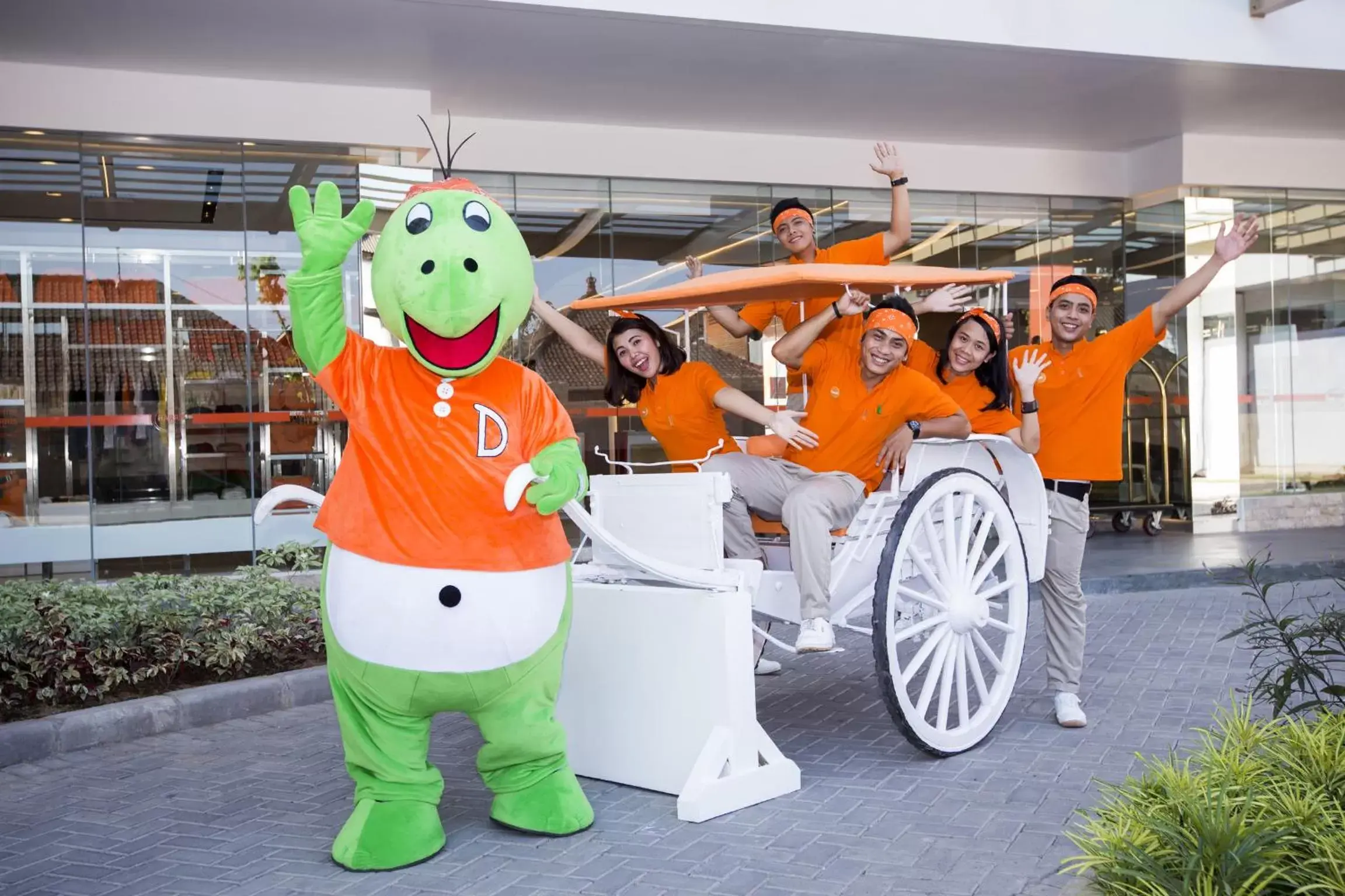 Facade/entrance in HARRIS Hotel and Conventions Denpasar Bali Facade/entrance in HARRIS Hotel and Conventions Denpasar Bali