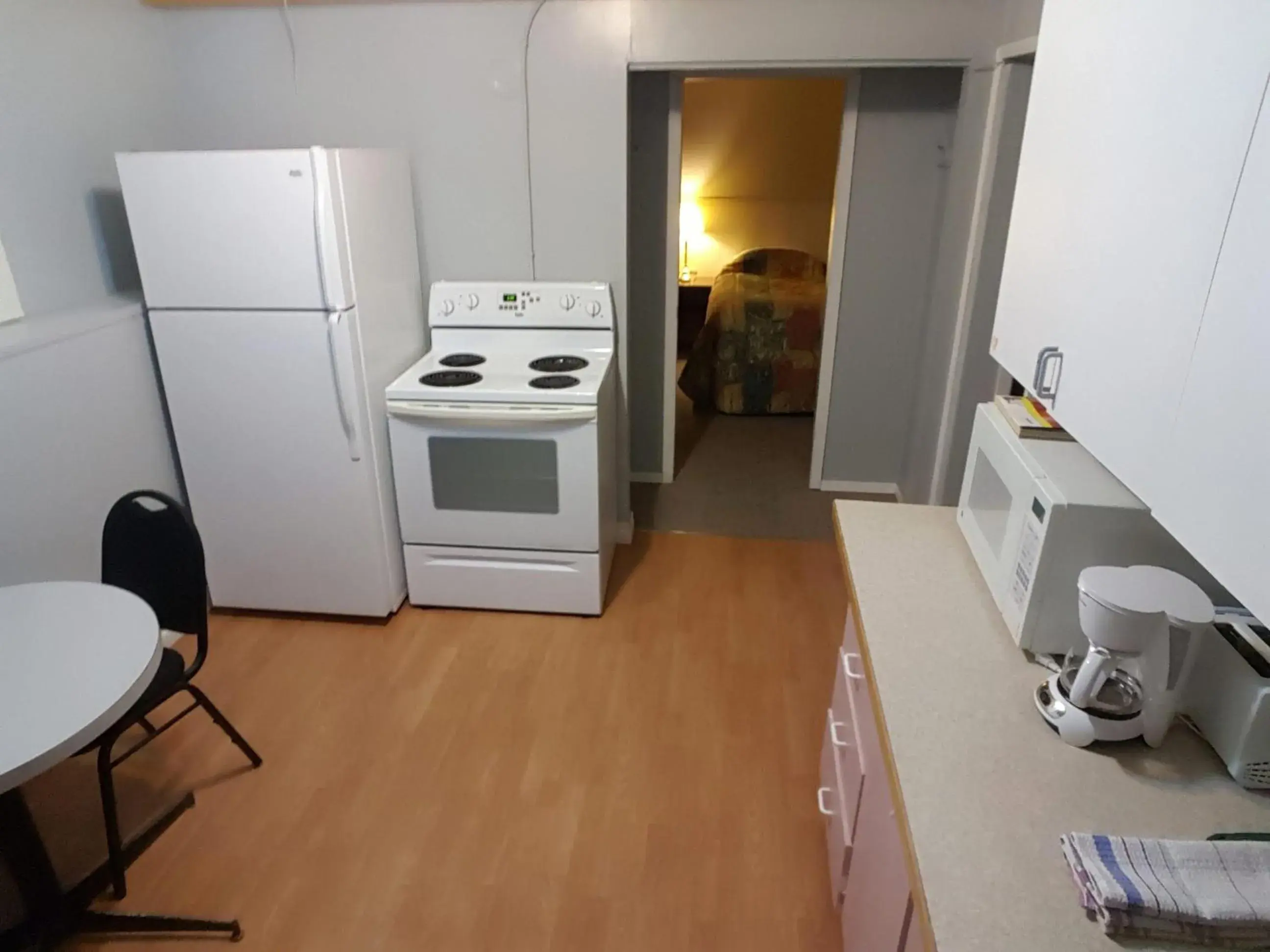 Kitchen or kitchenette, Kitchen/Kitchenette in Centennial Motel