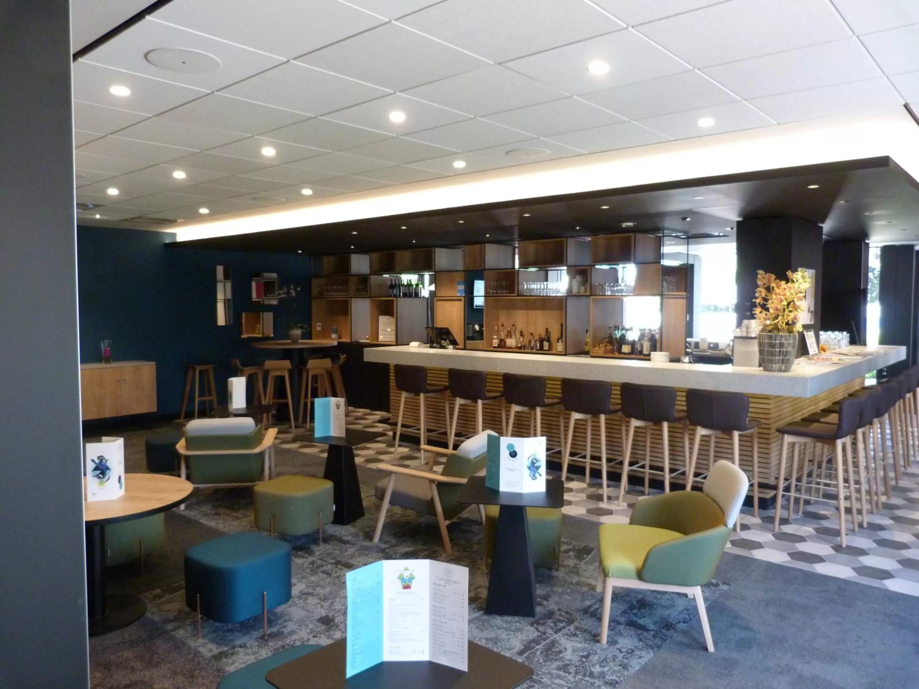 Lounge or bar in Novotel Caen Côte de Nacre