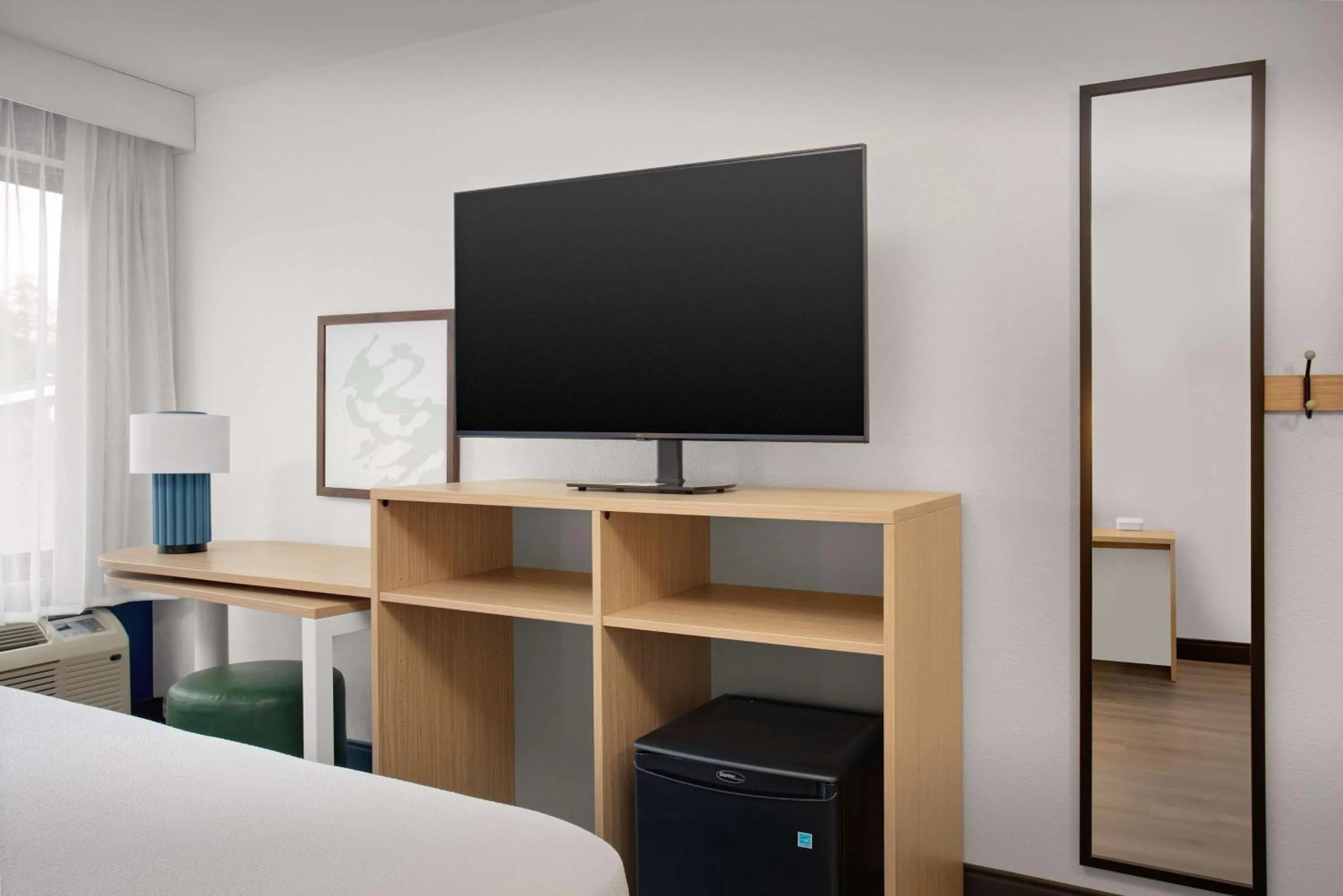 Bed, TV/Entertainment Center in Days Inn by Wyndham Atlanta Marietta Galleria