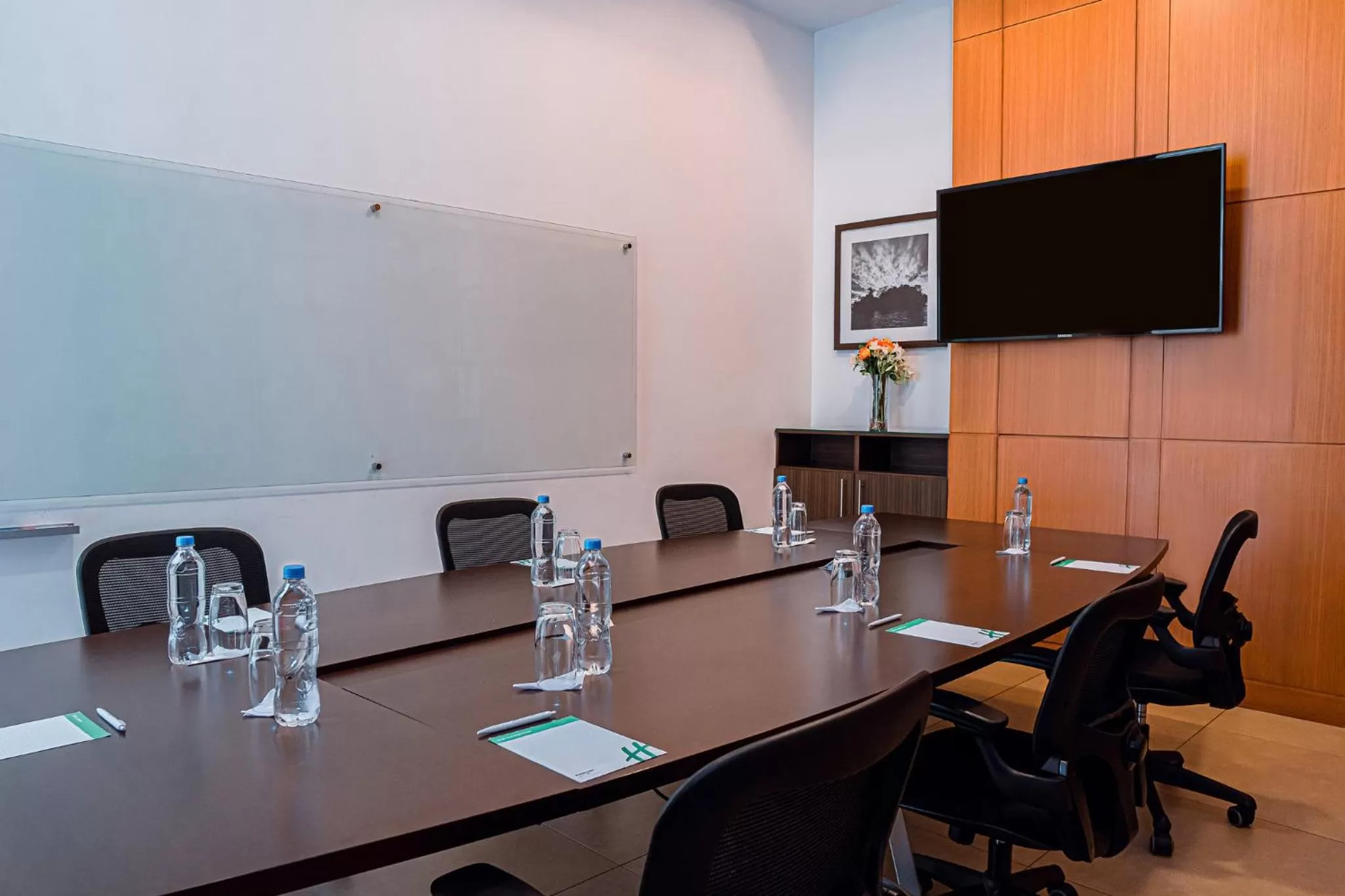 Meeting/conference room in Holiday Inn Guayaquil Airport by IHG