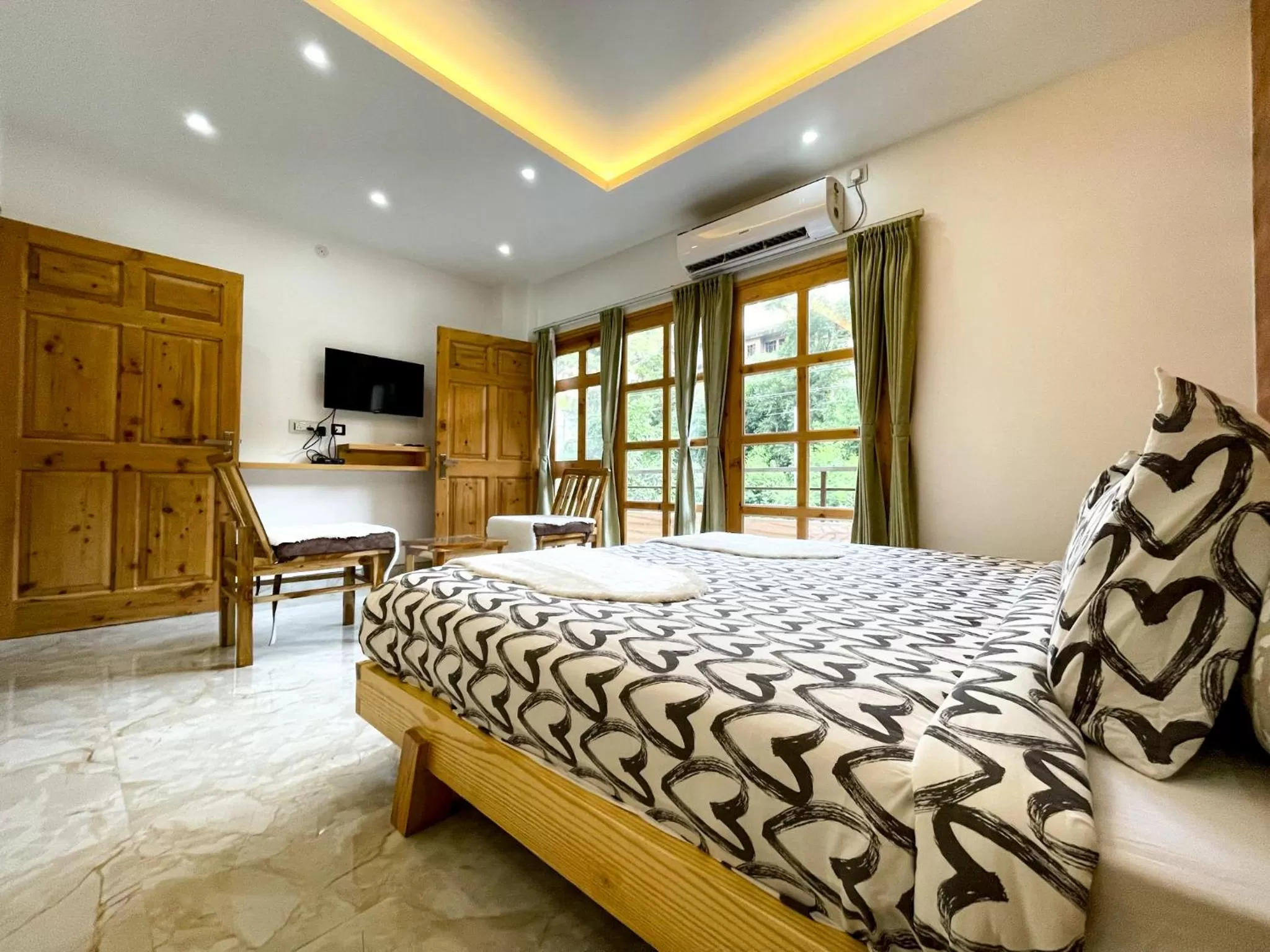 Communal lounge/ TV room, Bed in The Wild Yak