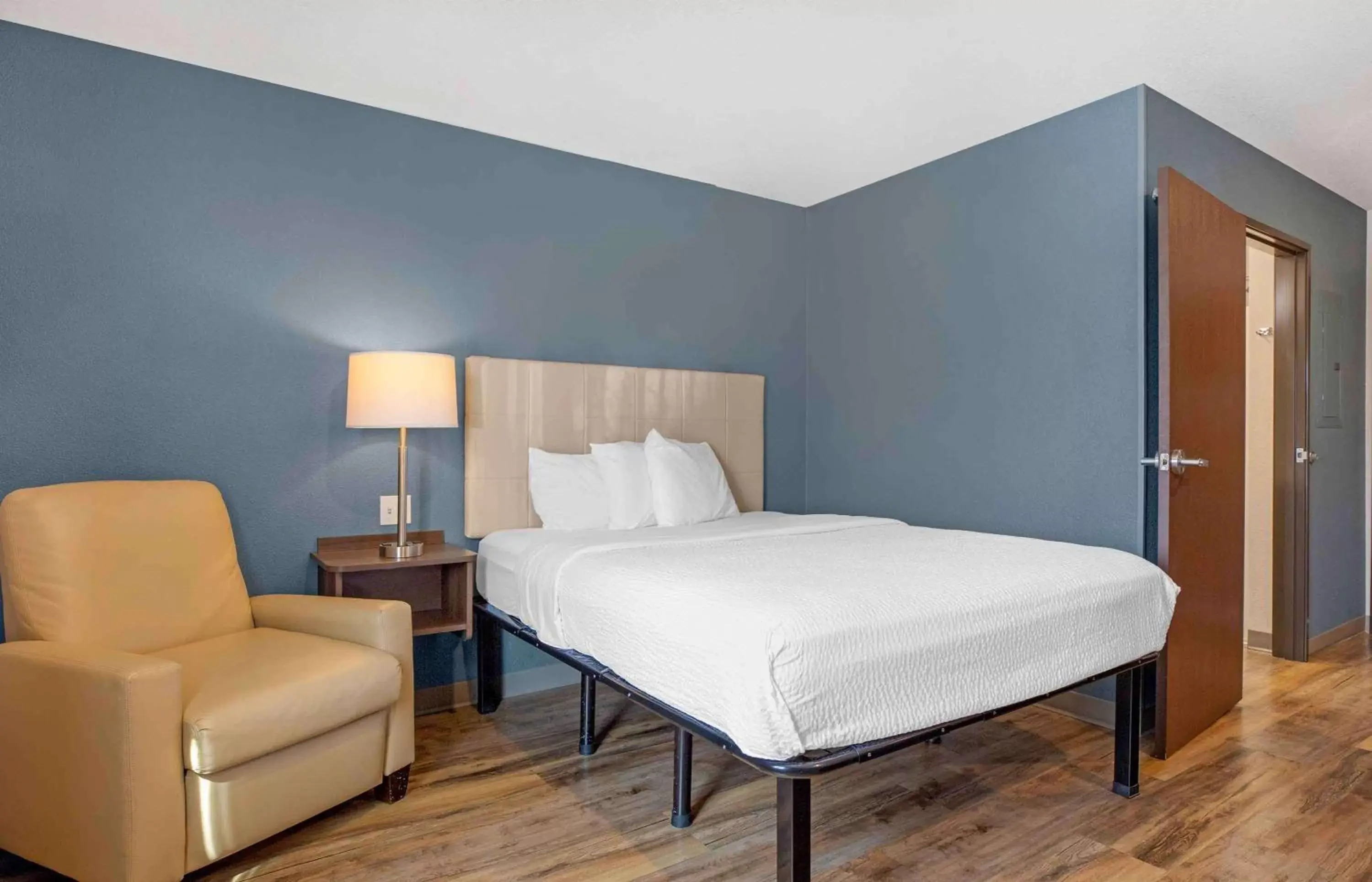 Bedroom, Bed in Extended Stay America Suites - Boston - Saugus