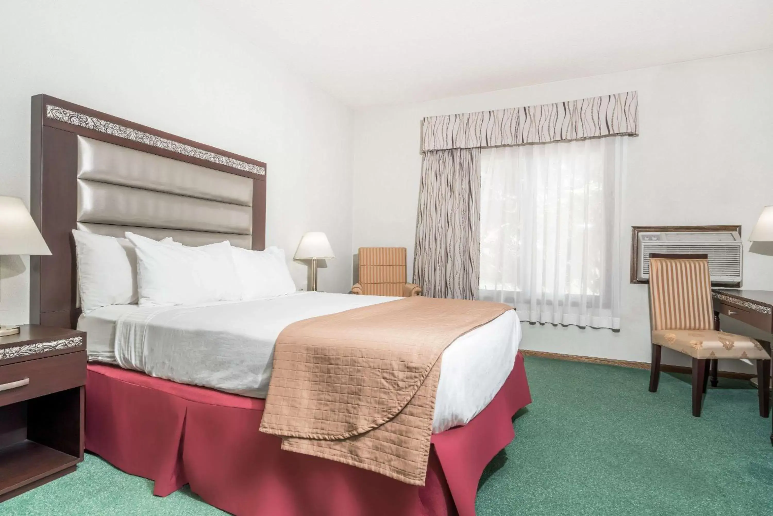 Photo of the whole room, Bed in Days Inn by Wyndham Hutchinson