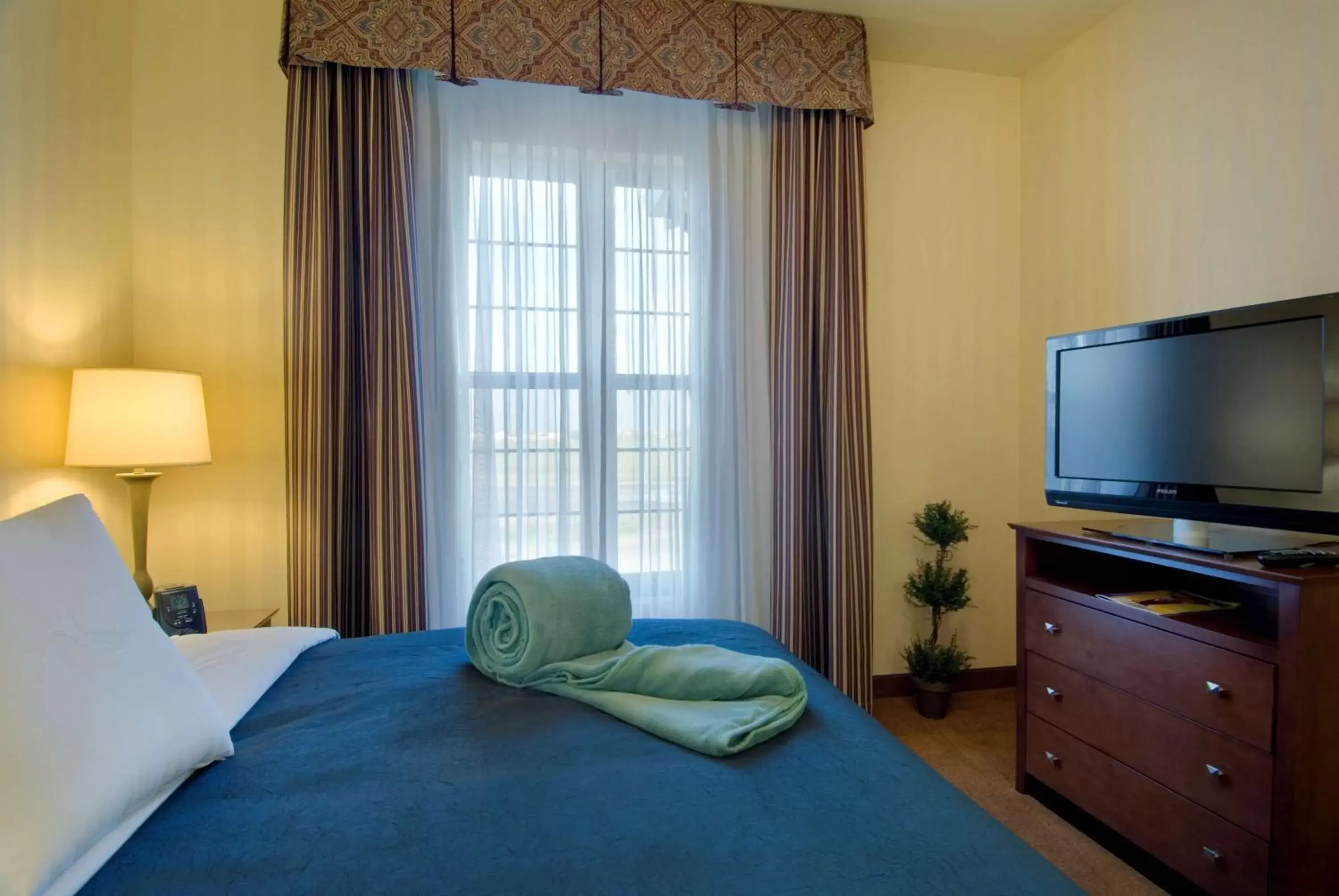 Bed, TV/Entertainment Center in Homewood Suites by Hilton Sacramento Airport-Natomas