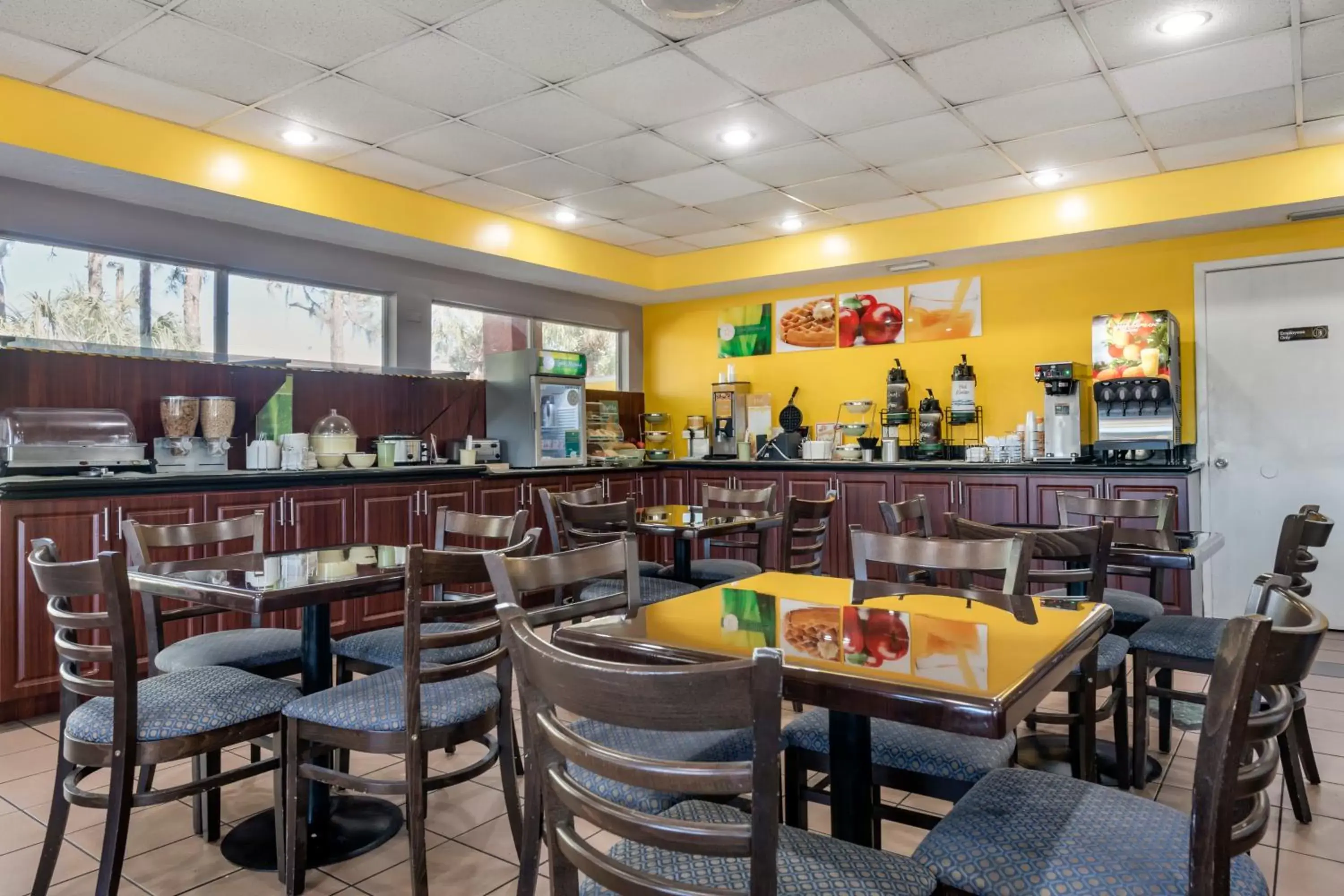 Breakfast, Restaurant/Places to Eat in Quality Inn Sarasota North Near Lido Key Beach