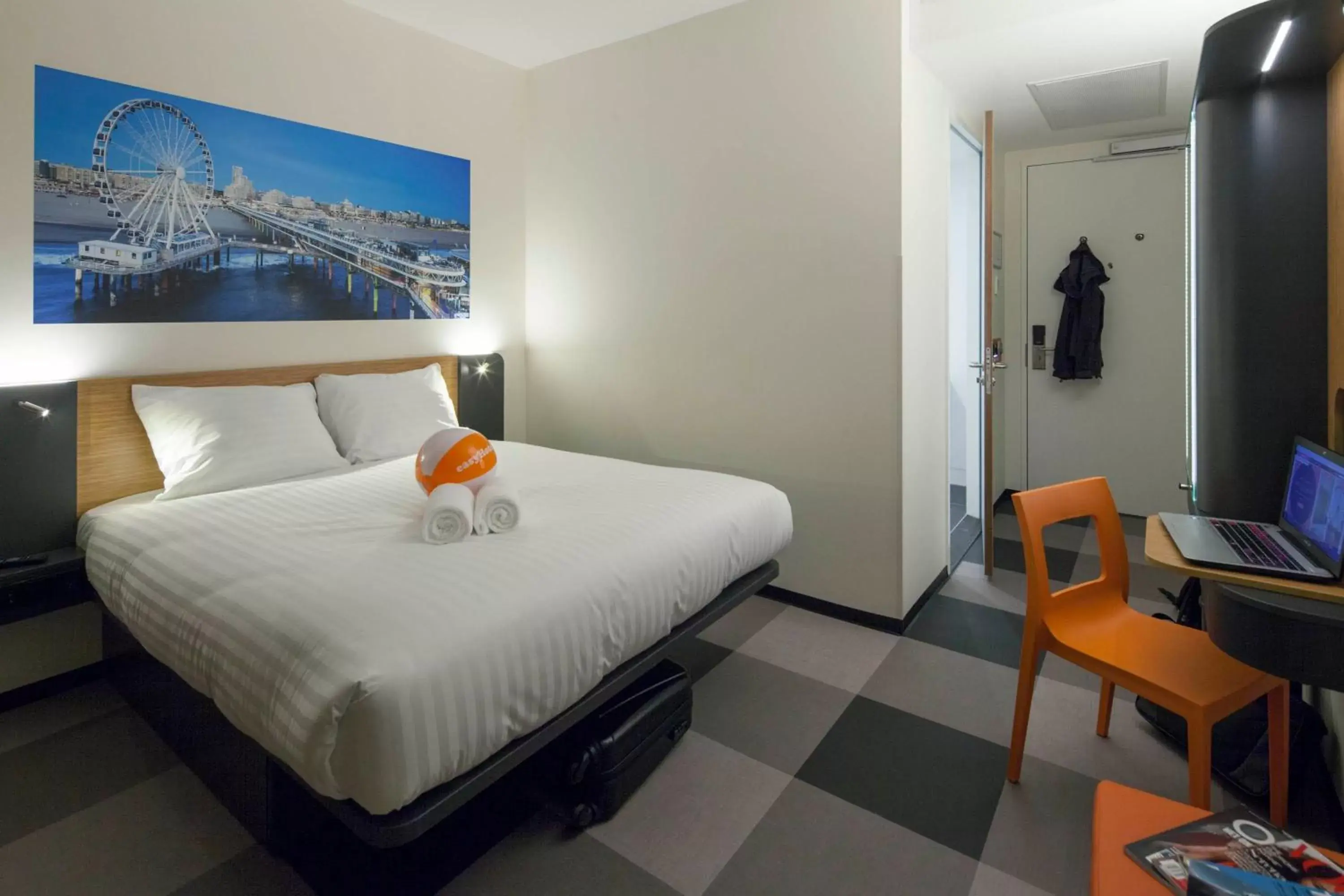 Photo of the whole room, Bed in easyHotel The Hague Scheveningen Beach