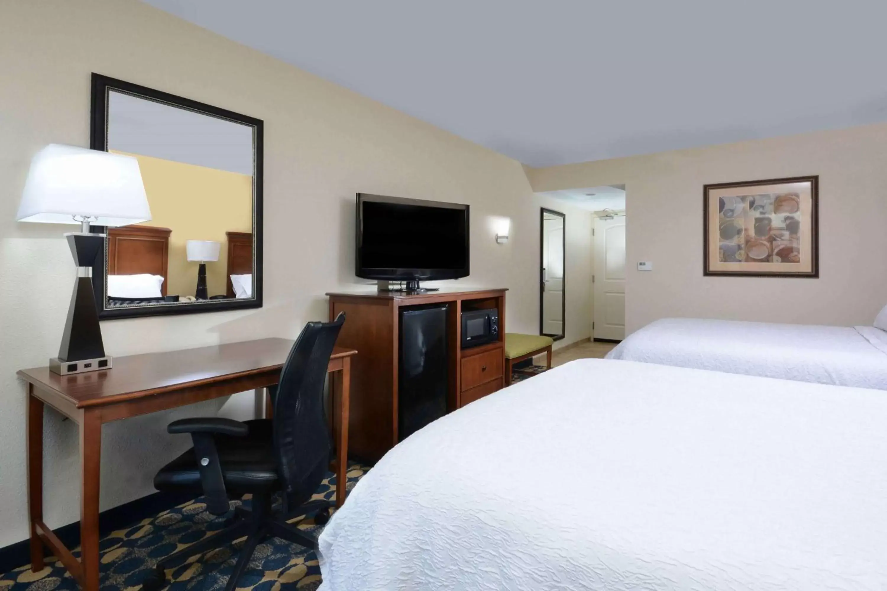 Bedroom, TV/Entertainment Center in Hampton Inn Fayetteville Fort Bragg