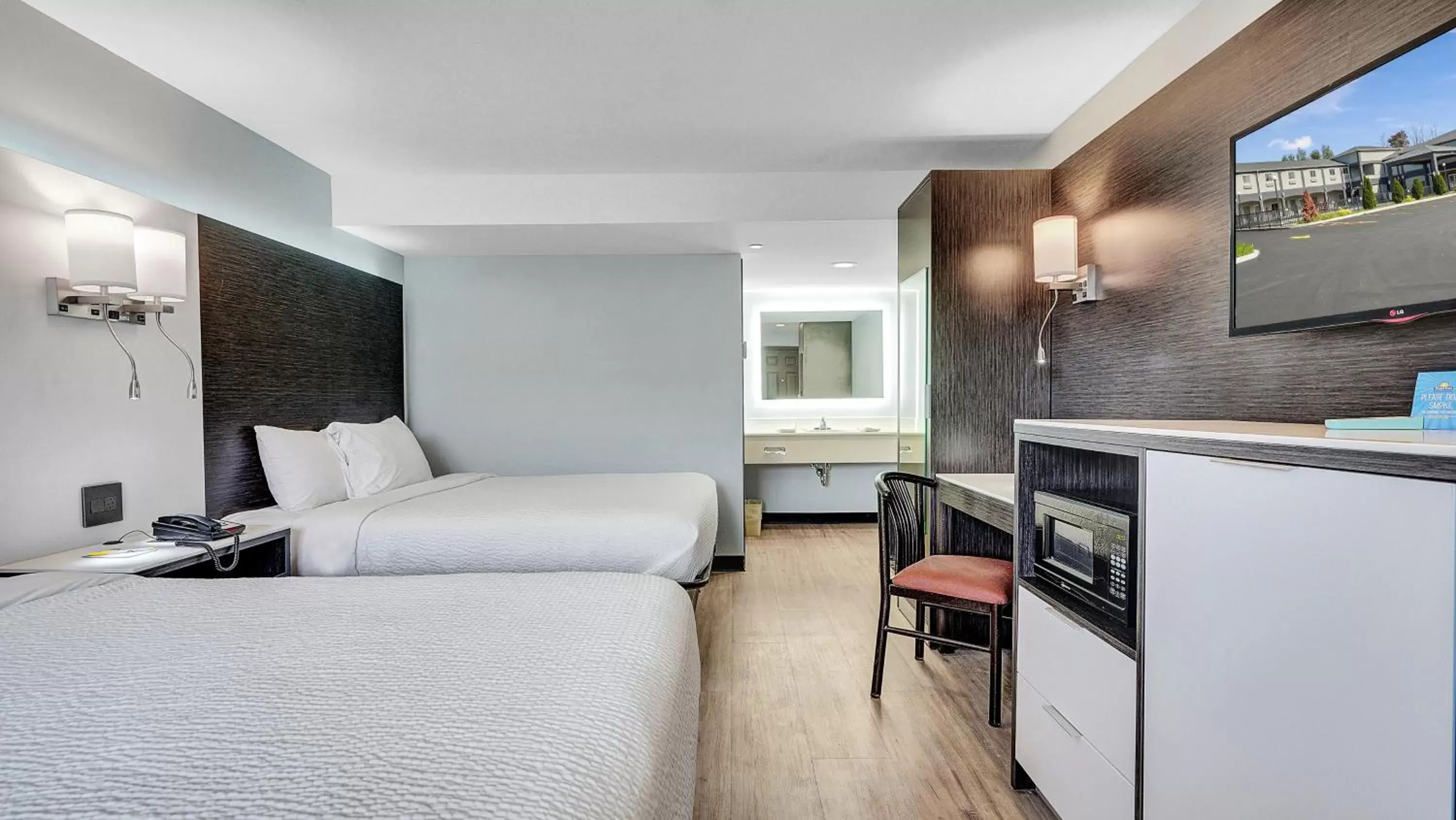 Bed, Kitchen/Kitchenette in Days Inn & Suites by Wyndham Niagara Falls/Buffalo