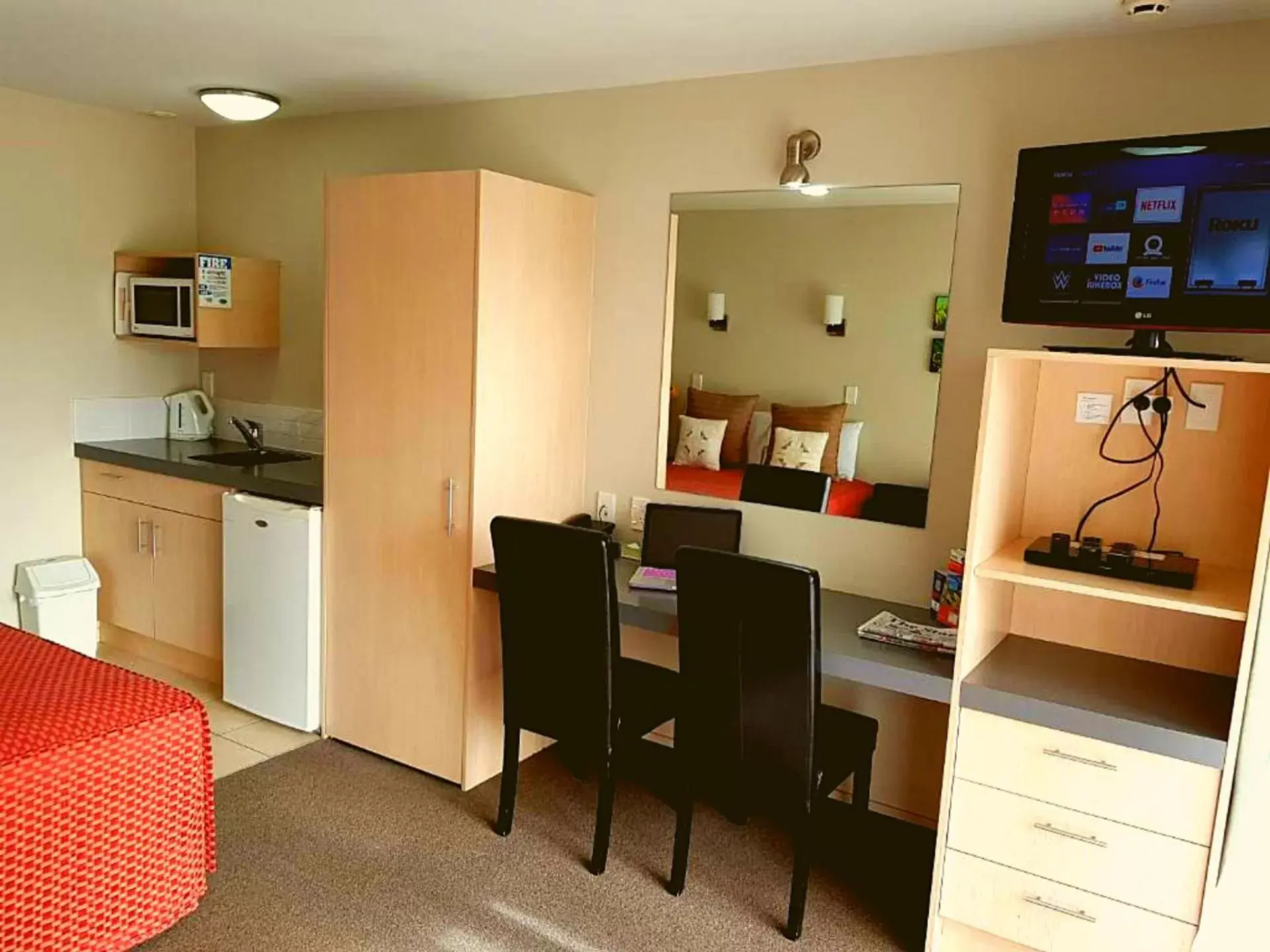 TV and multimedia, Kitchen/Kitchenette in Cranford Oak Motel