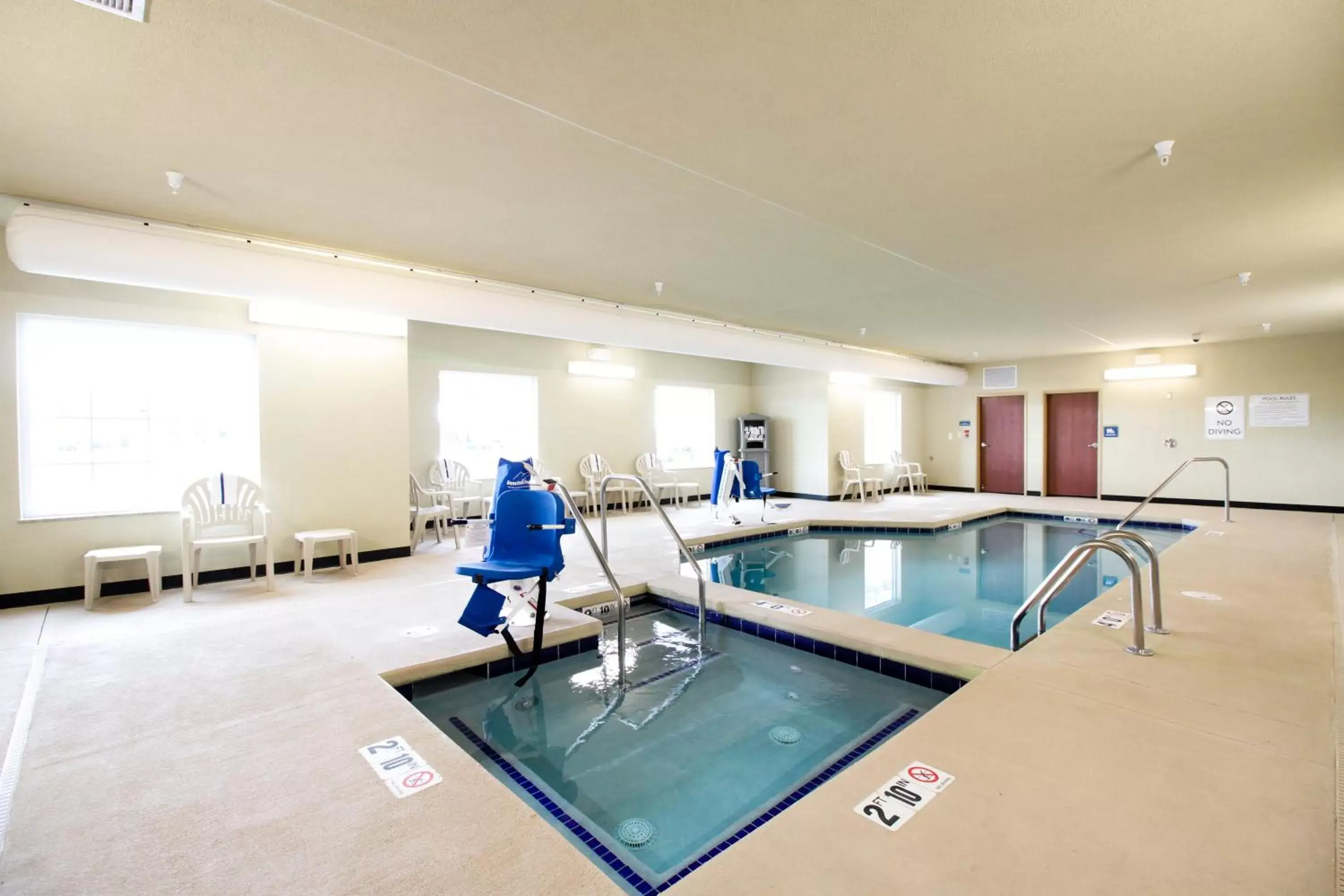 Hot Tub, Swimming Pool in Cobblestone Hotel & Suites - Devils Lake