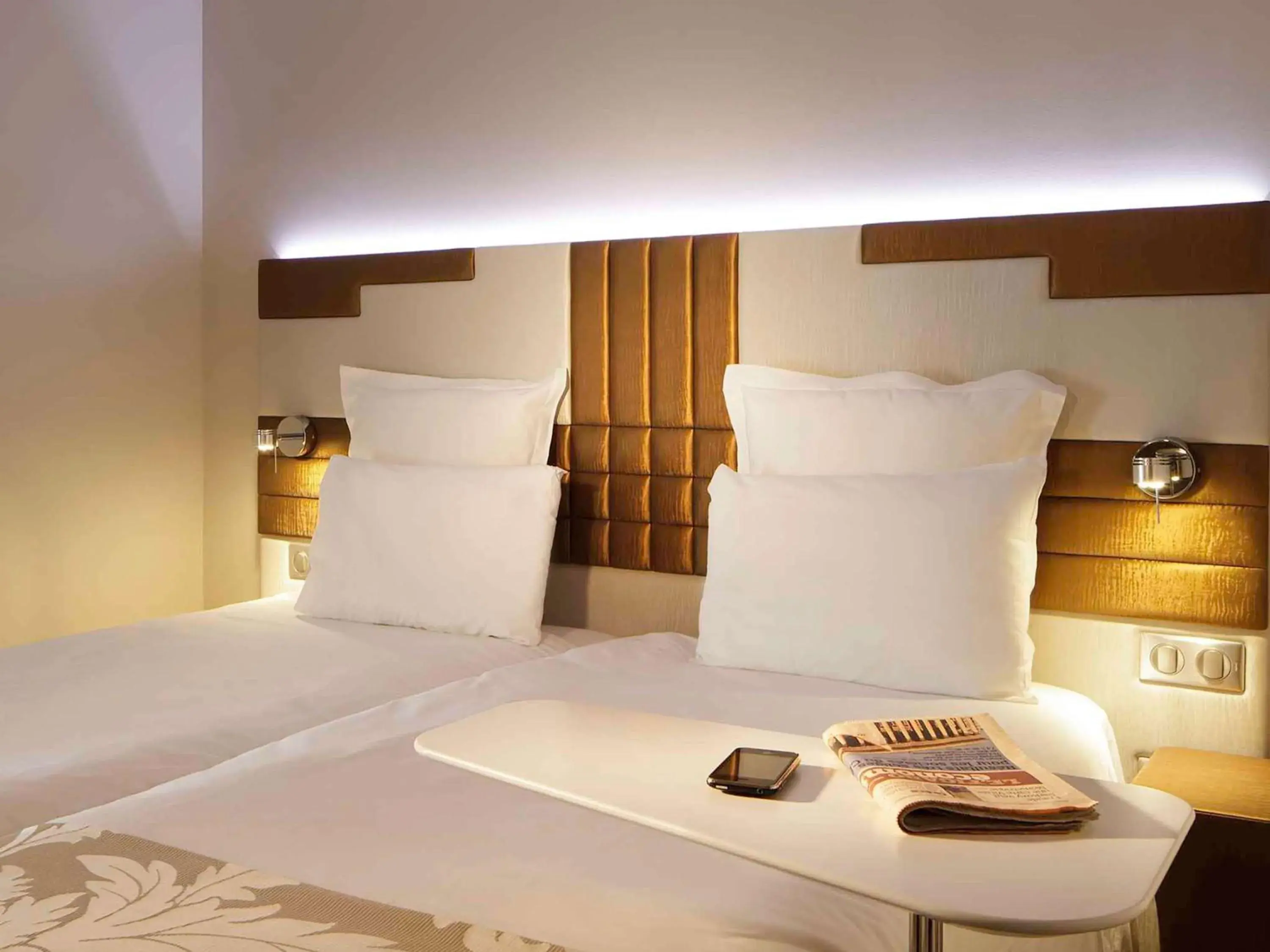 Bedroom, Bed in Hotel Mercure Paris Opera Faubourg Montmartre