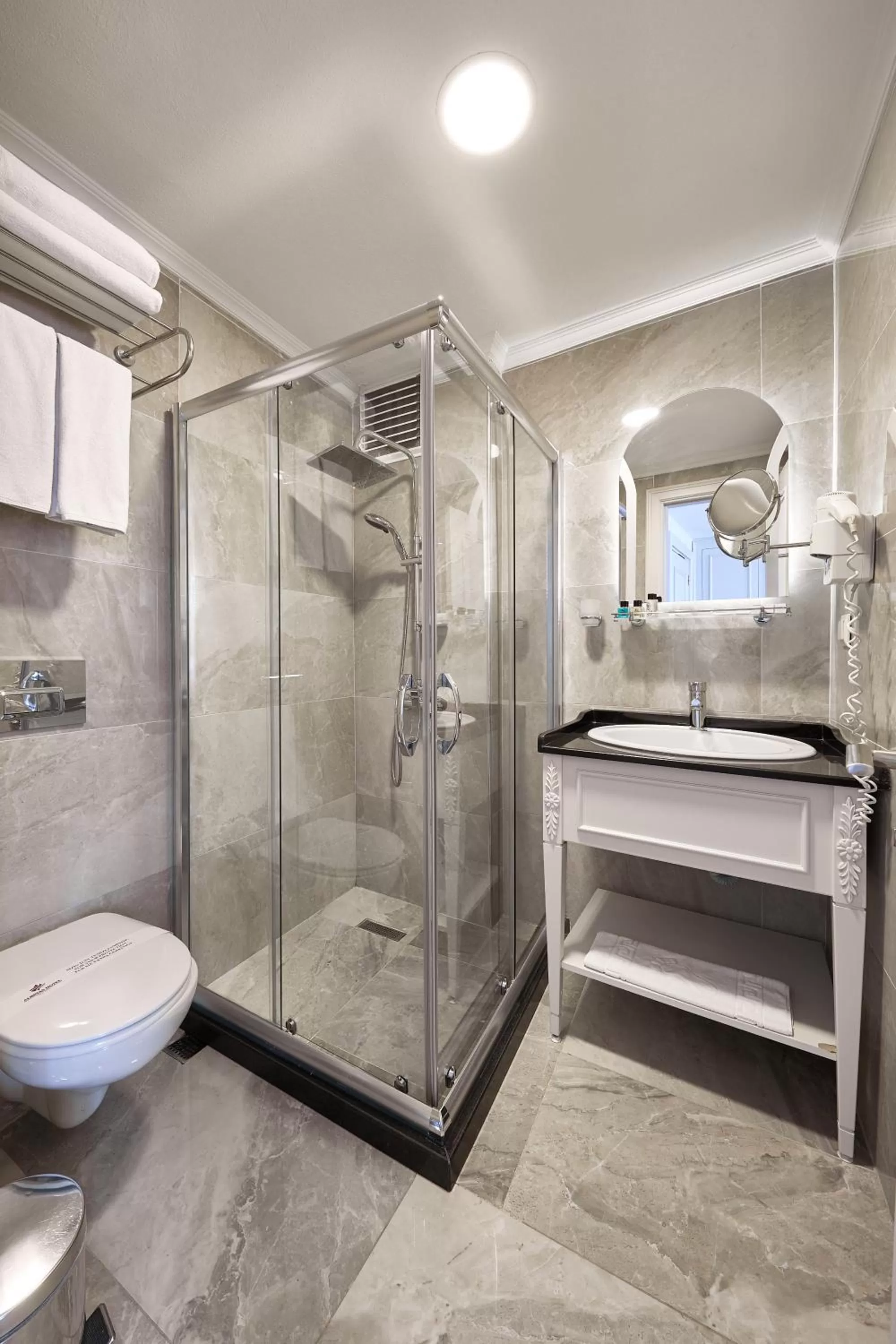 Shower in Albinas Hotel Old City