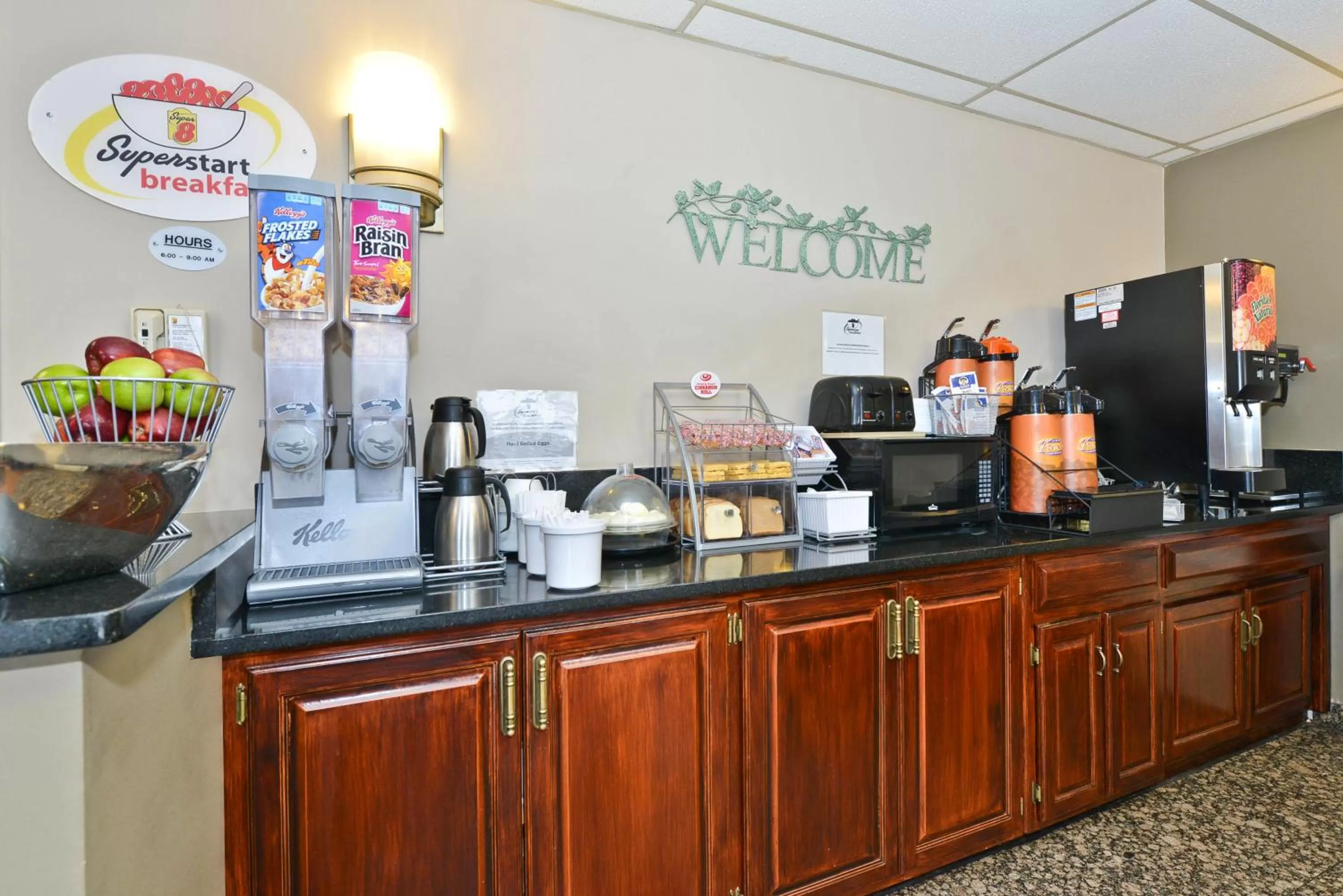 Dining area in Super 8 by Wyndham Bridgeview/Chicago Area