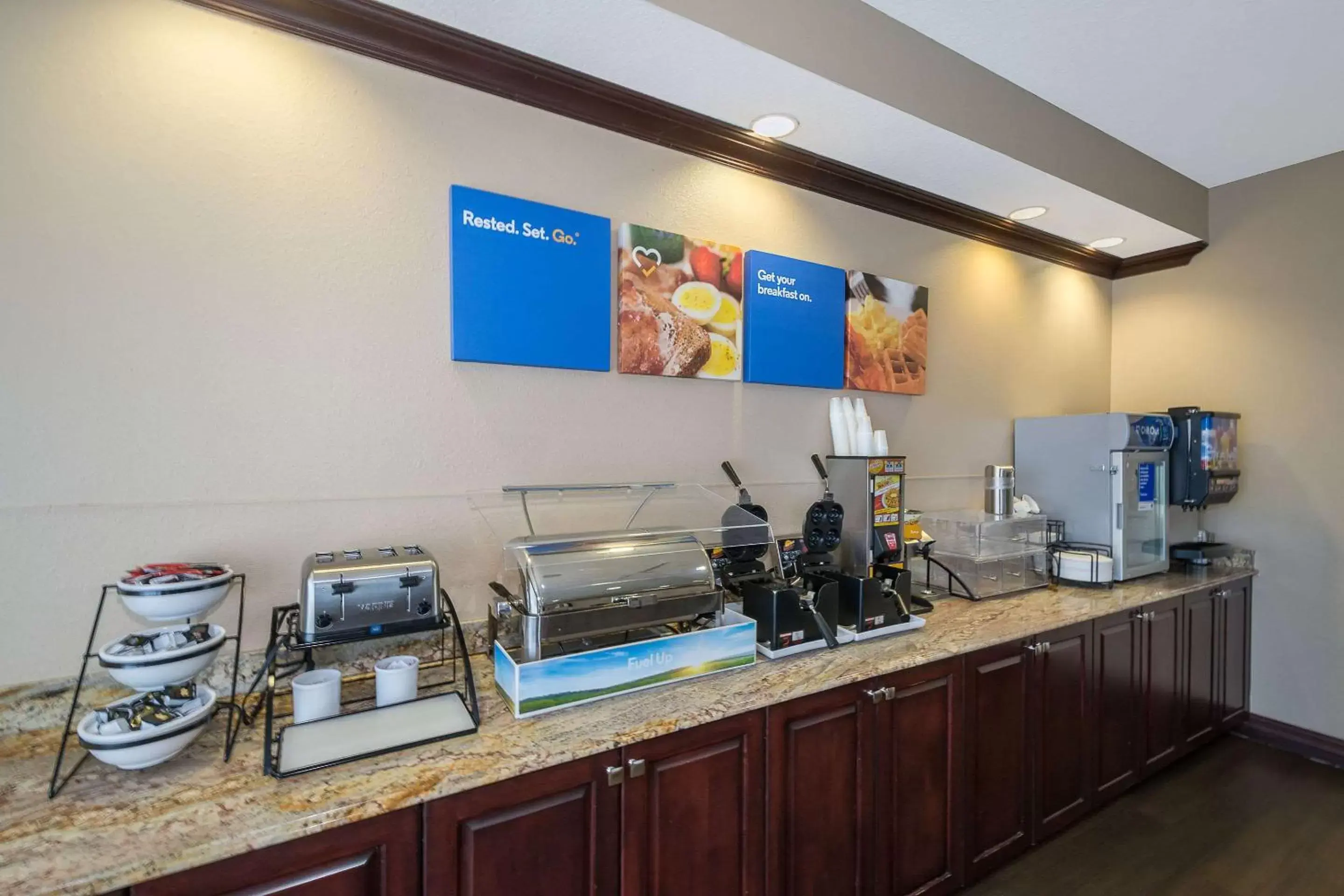 Restaurant/places to eat, Kitchen/Kitchenette in Comfort Inn & Suites Maingate South