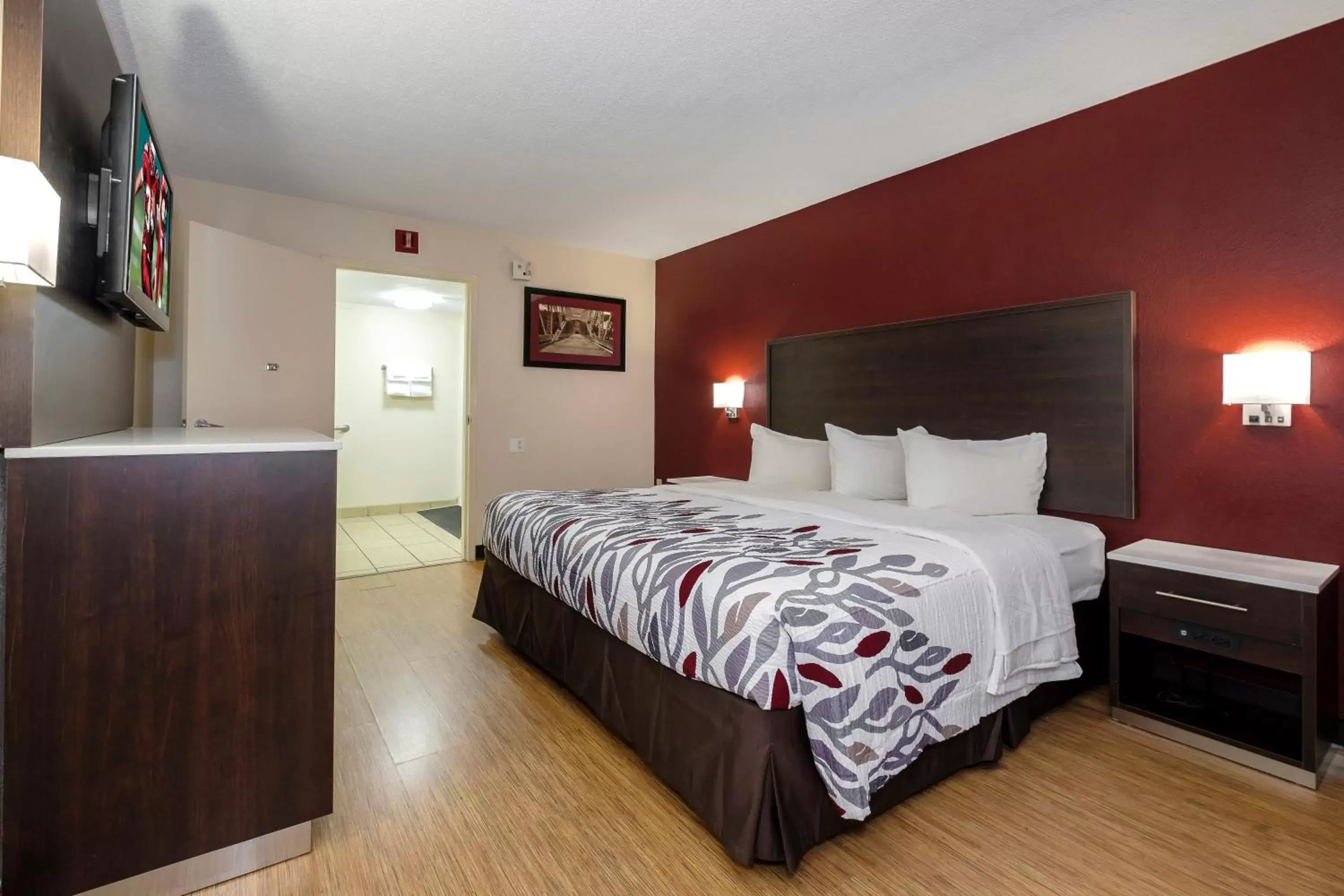 Photo of the whole room, Bed in Red Roof Inn Gadsden