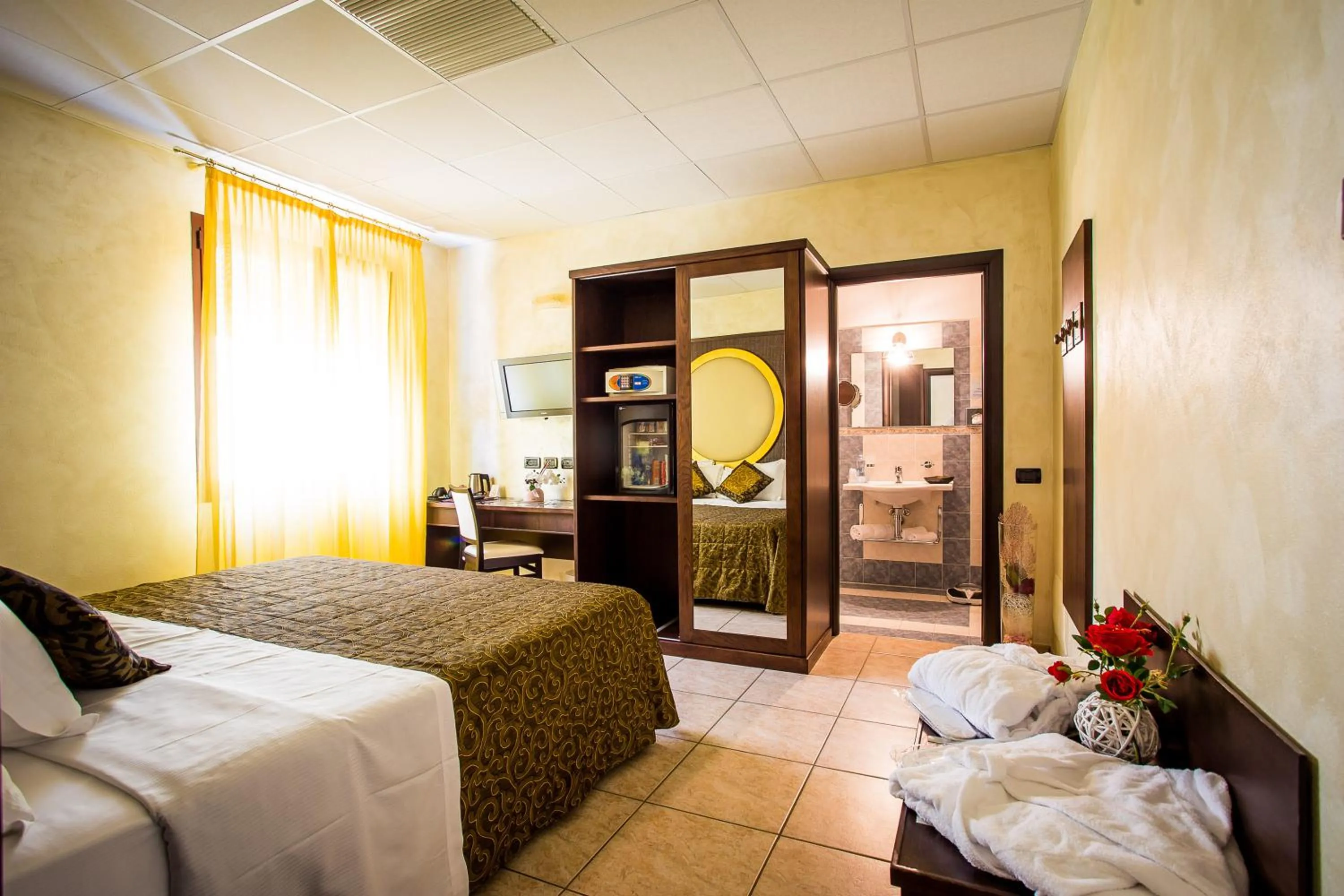 Shower, Bed in Piccolo Hotel Nogara
