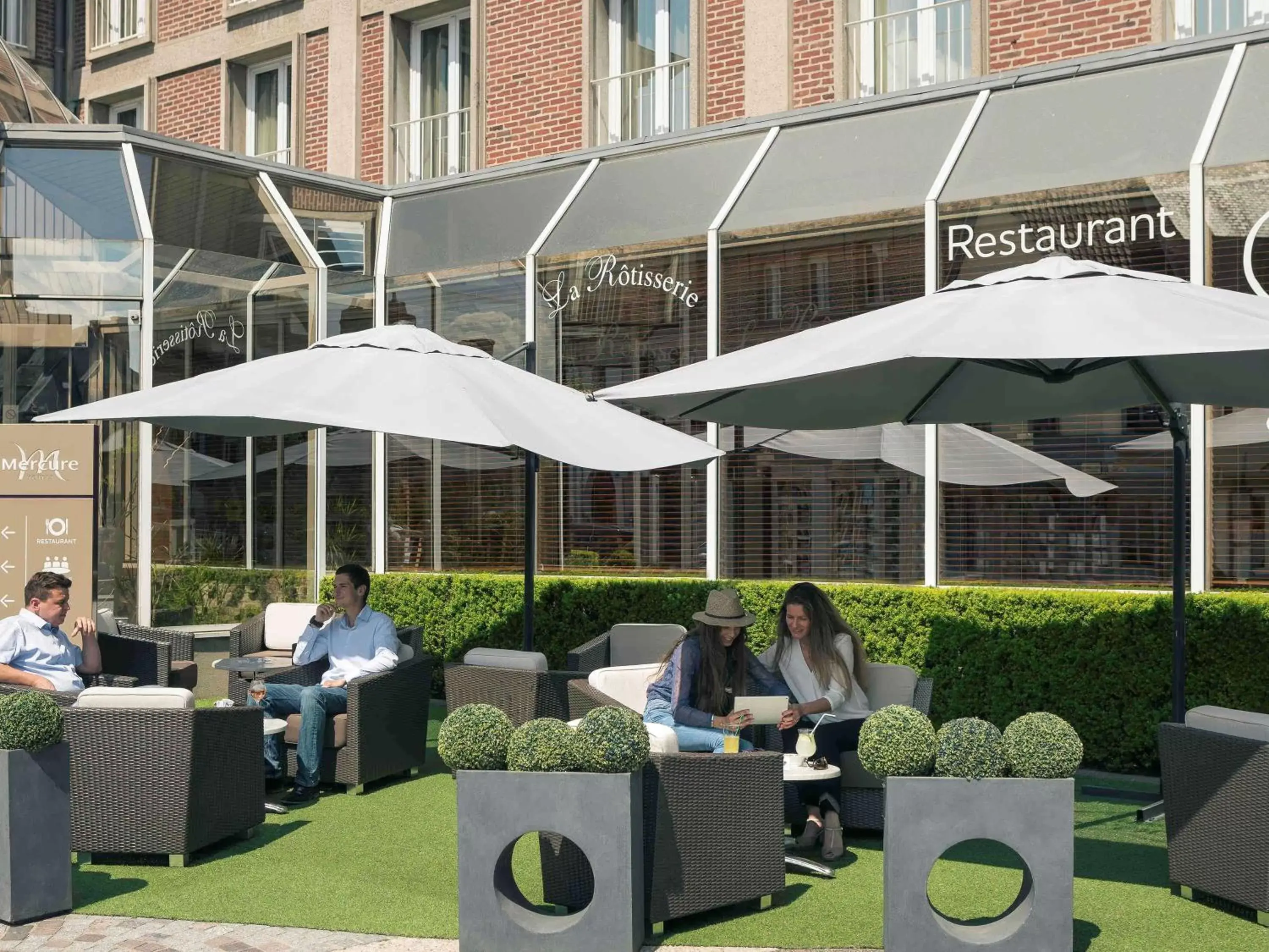 Property building, Restaurant/Places to Eat in Mercure Abbeville Centre – Porte de La Baie de Somme