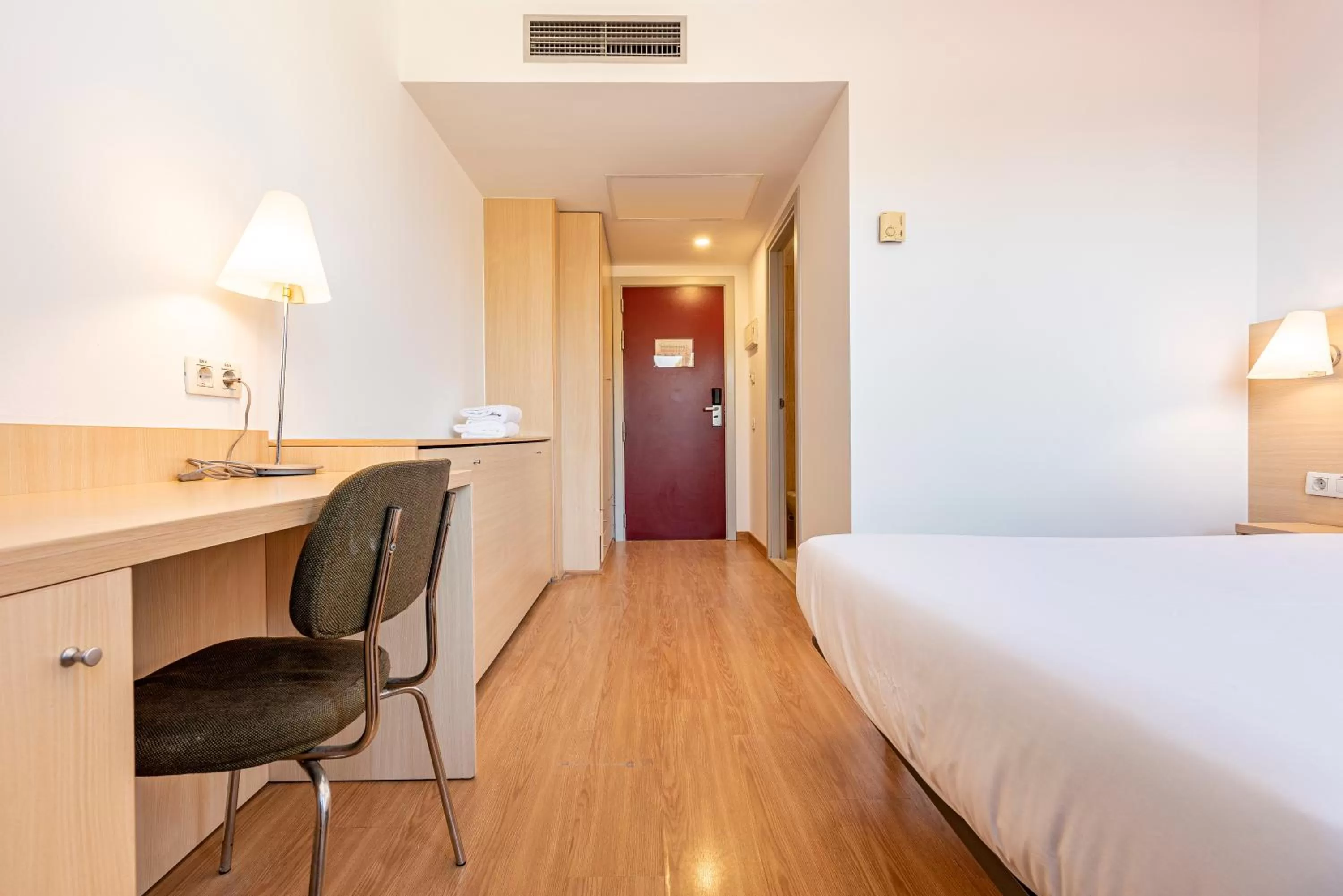 Bedroom, Bed in Hotel Basic