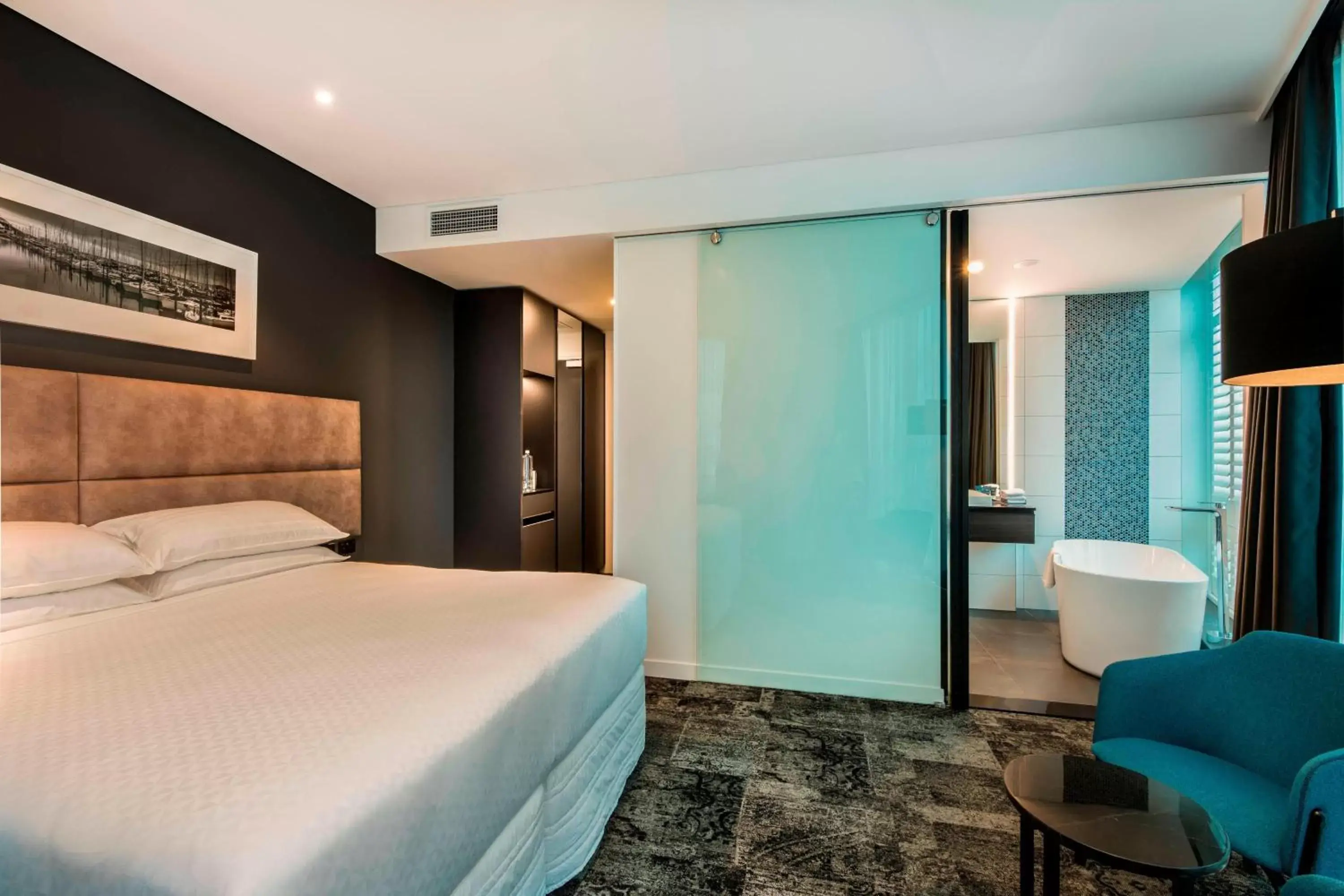 Photo of the whole room, Bed in Four Points by Sheraton Auckland