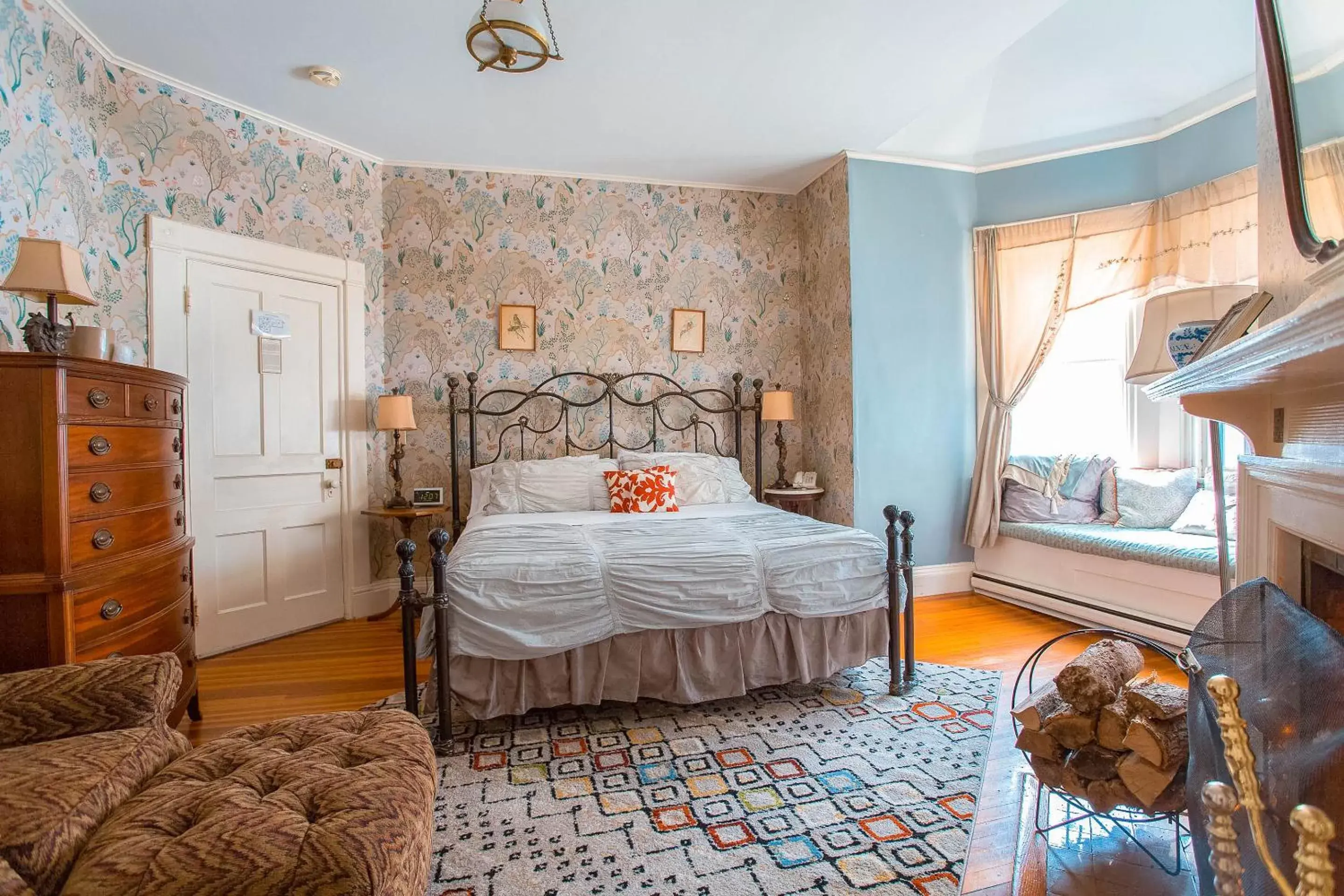 Astalula Room, King Bed, Fireplace & Windowseat in Apple Tree Inn