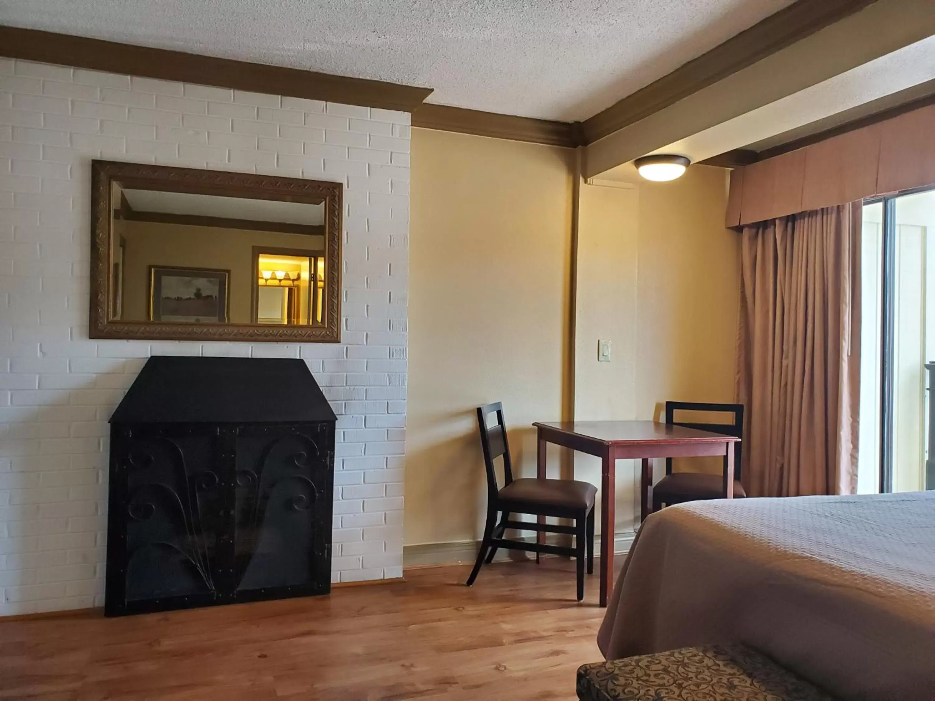 Seating area in Colonial House Motel