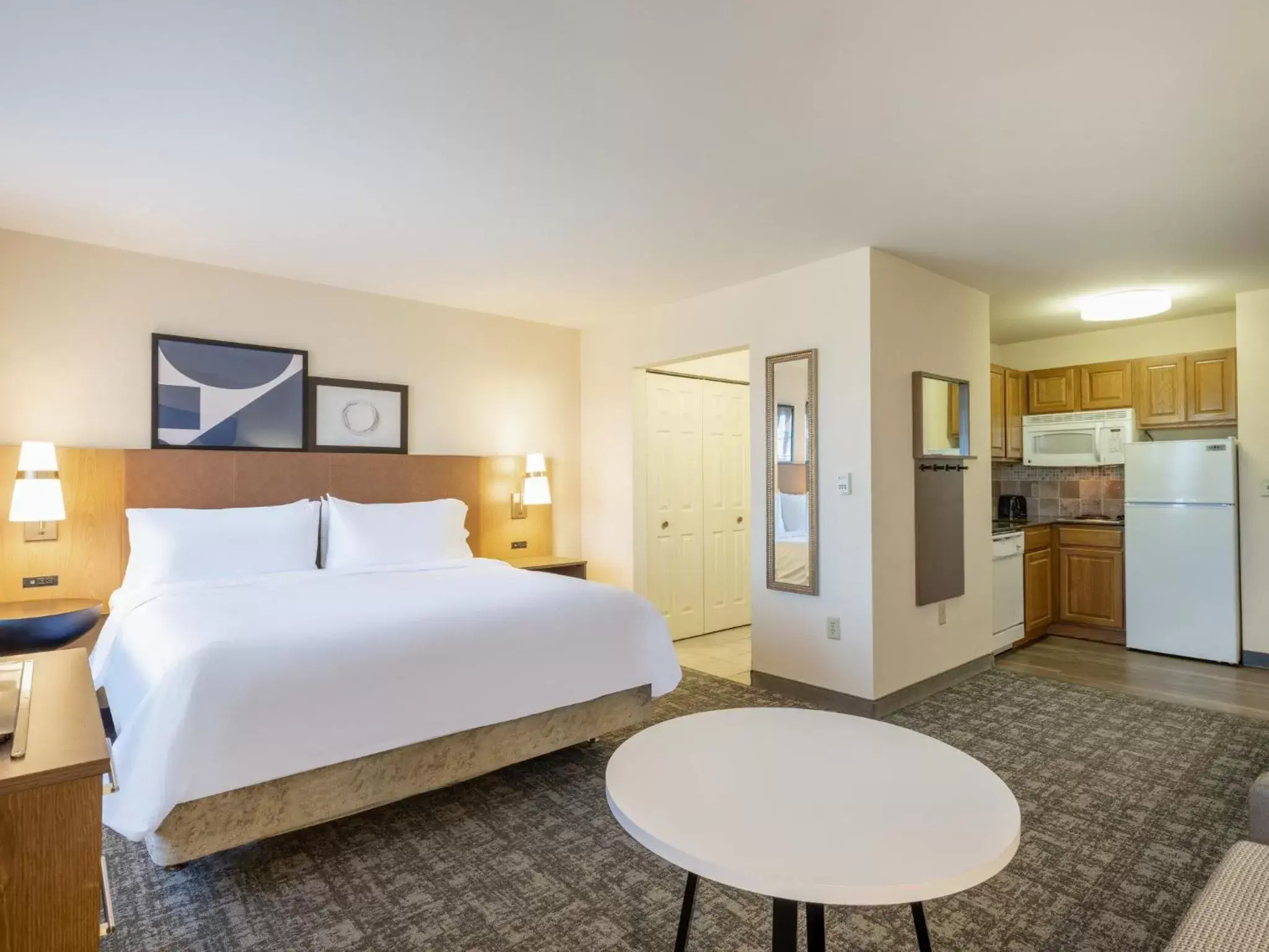 Photo of the whole room, Bed in Staybridge Suites Milwaukee Airport South, an IHG Hotel