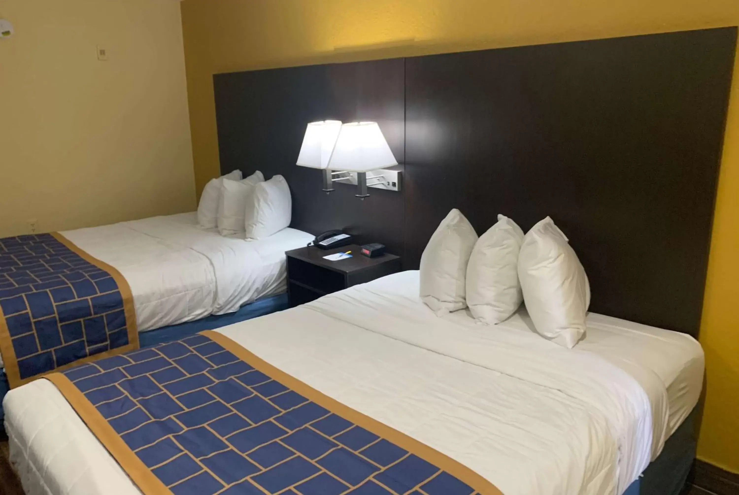 Photo of the whole room, Bed in Days Inn & Suites by Wyndham Tampa/Raymond James Stadium